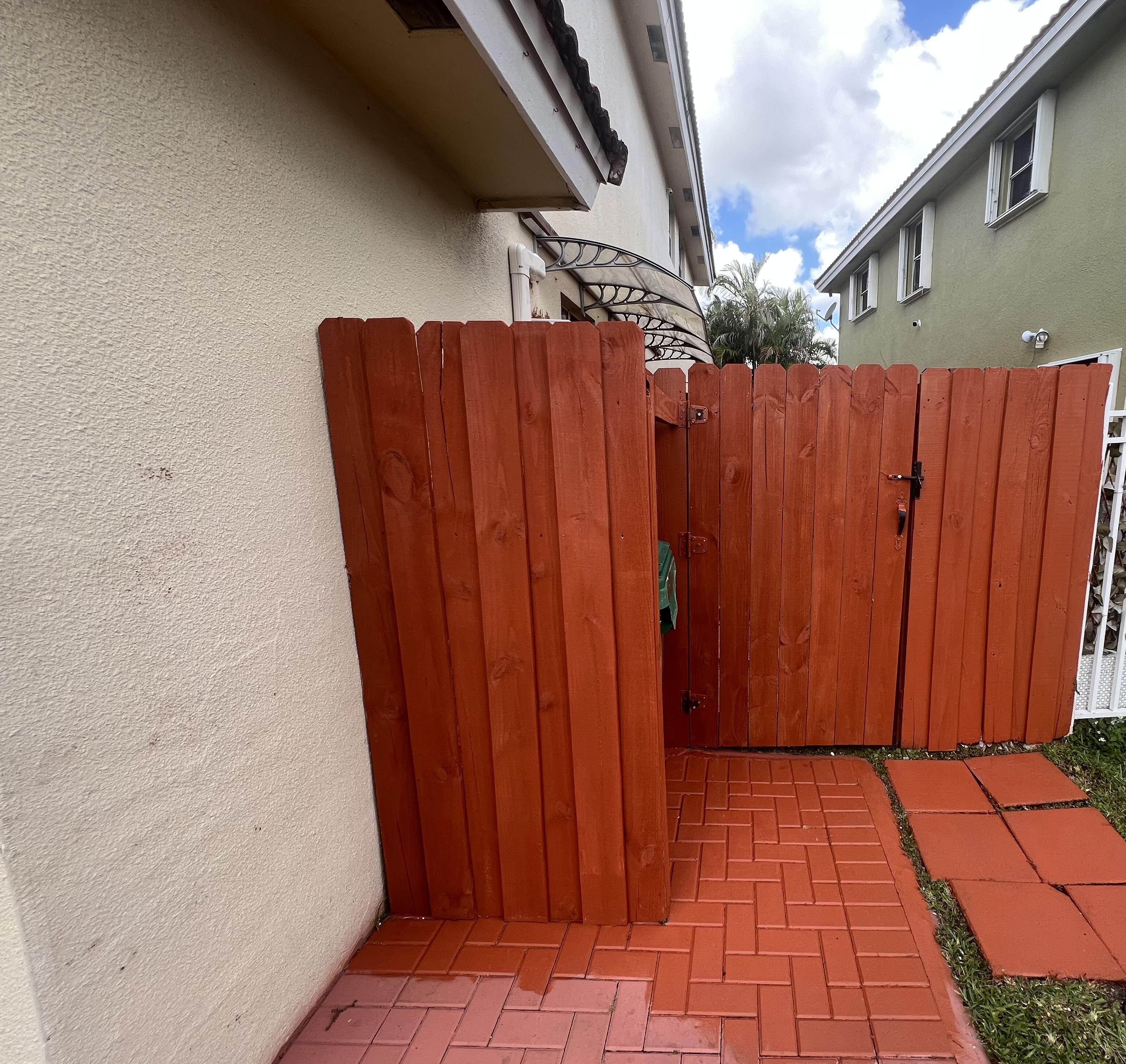 Top Rail Fence Pompano Beach Image