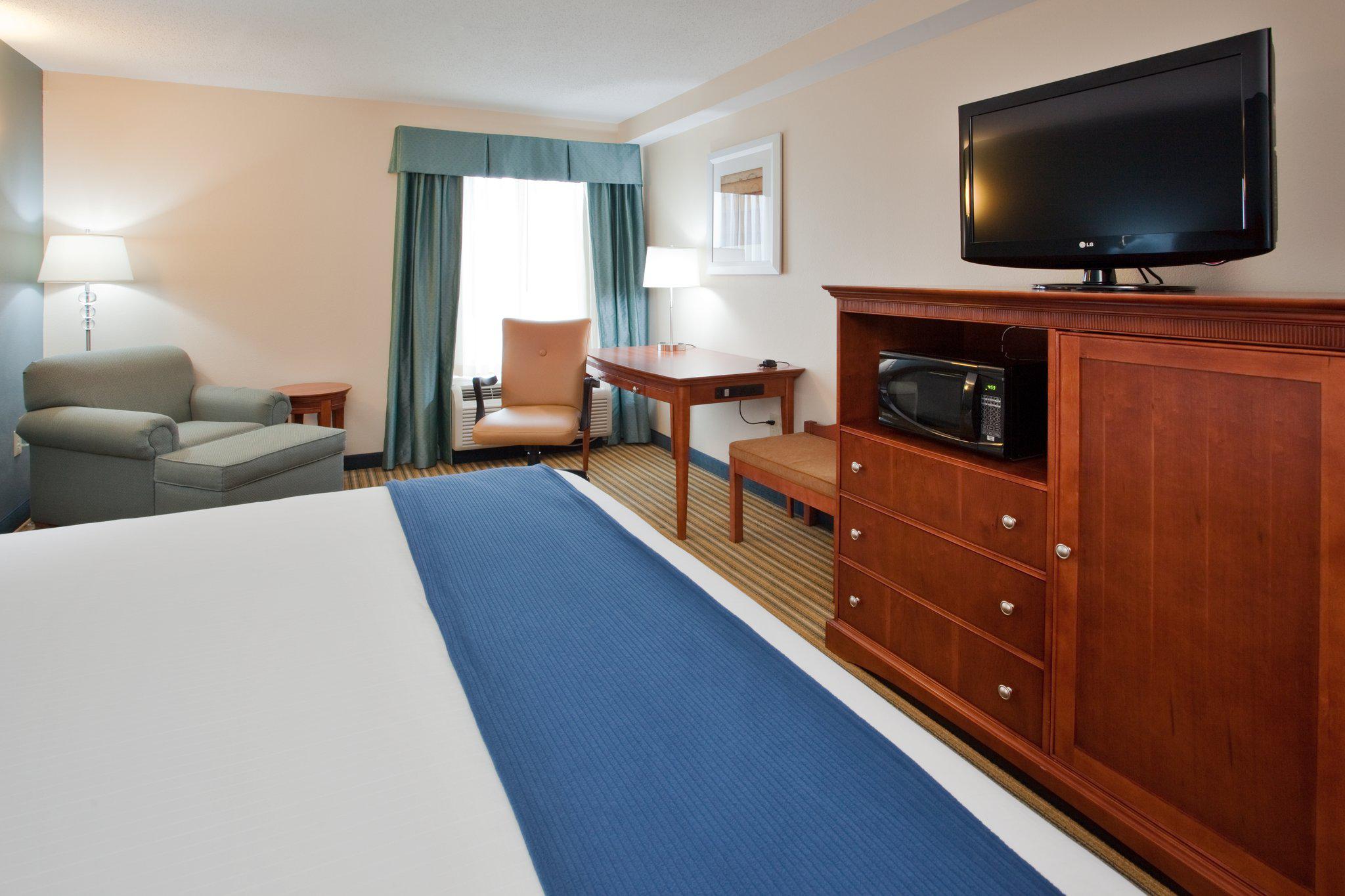 Holiday Inn Express & Suites Fredericksburg Photo