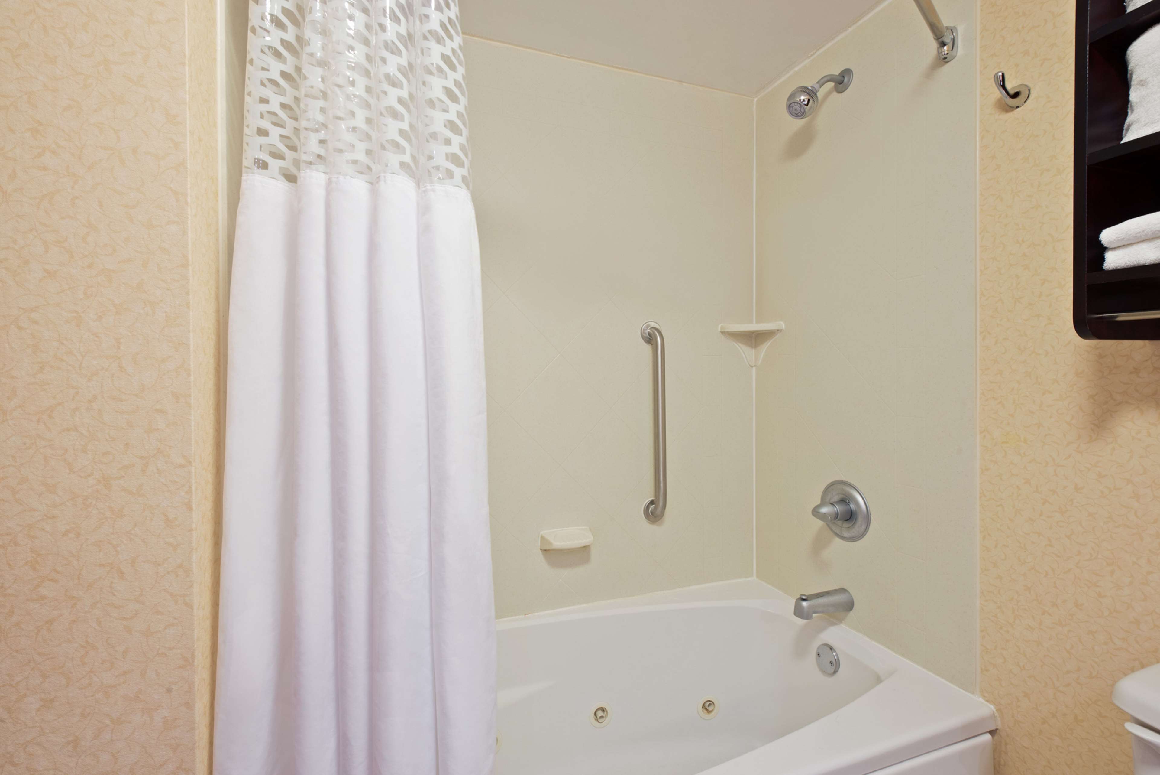 Guest room bath