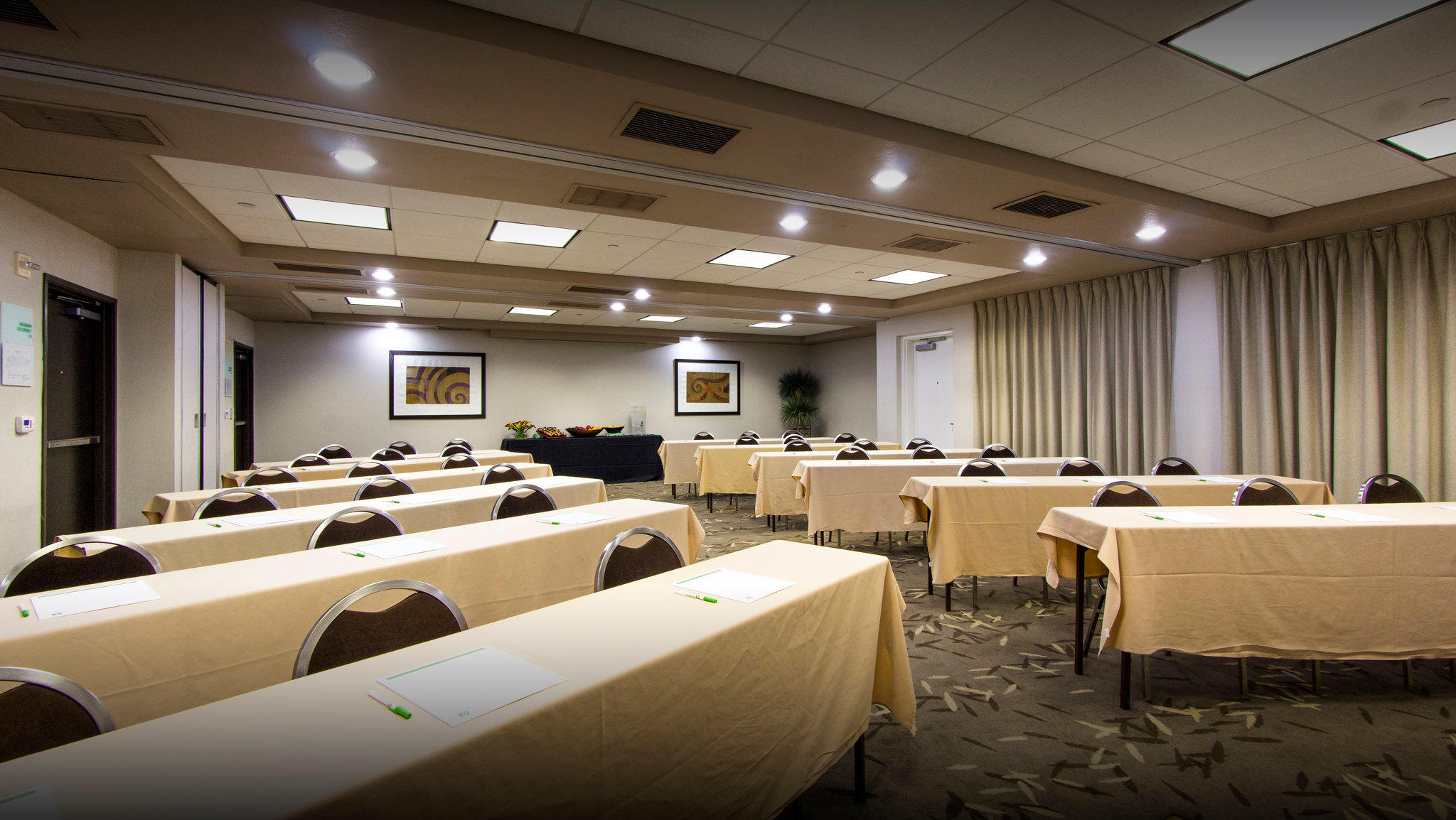 Holiday Inn & Suites Scottsdale North - Airpark Photo