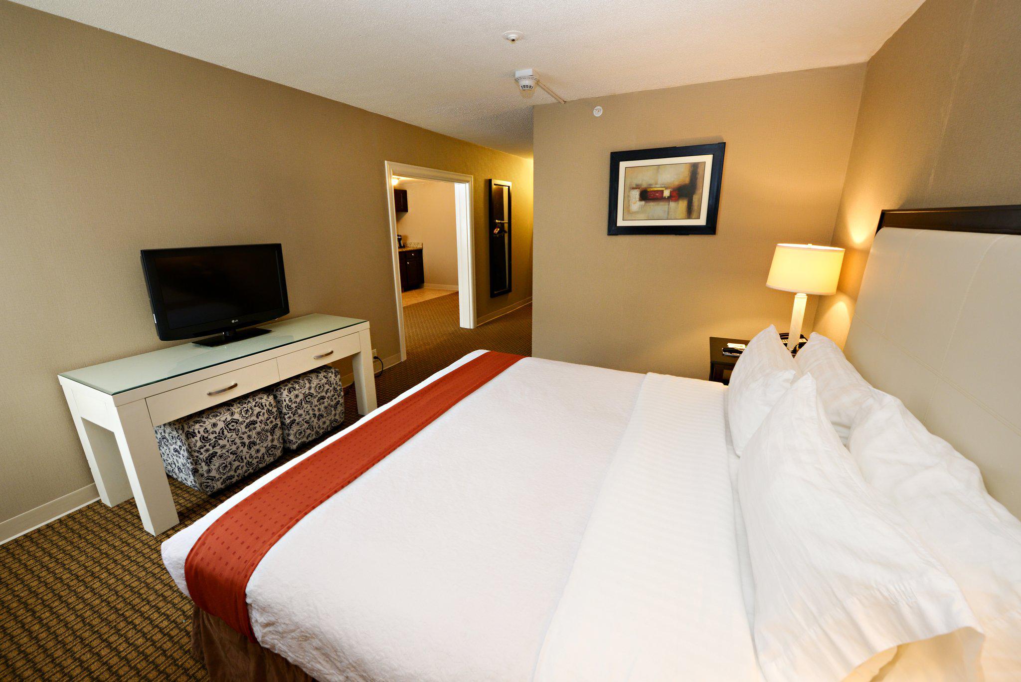 Holiday Inn & Suites Boston-Peabody Photo