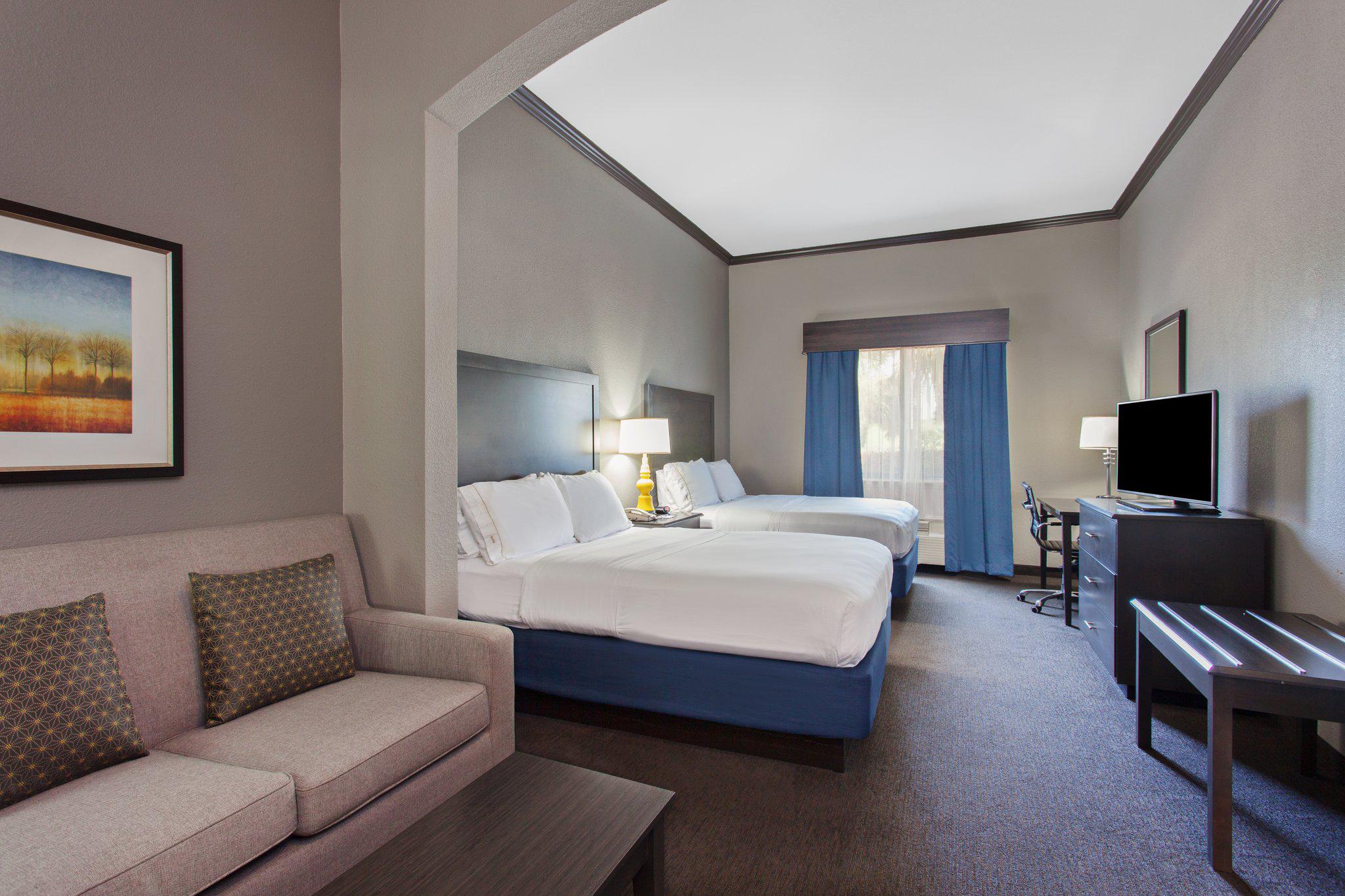 Holiday Inn Express & Suites Wharton Photo