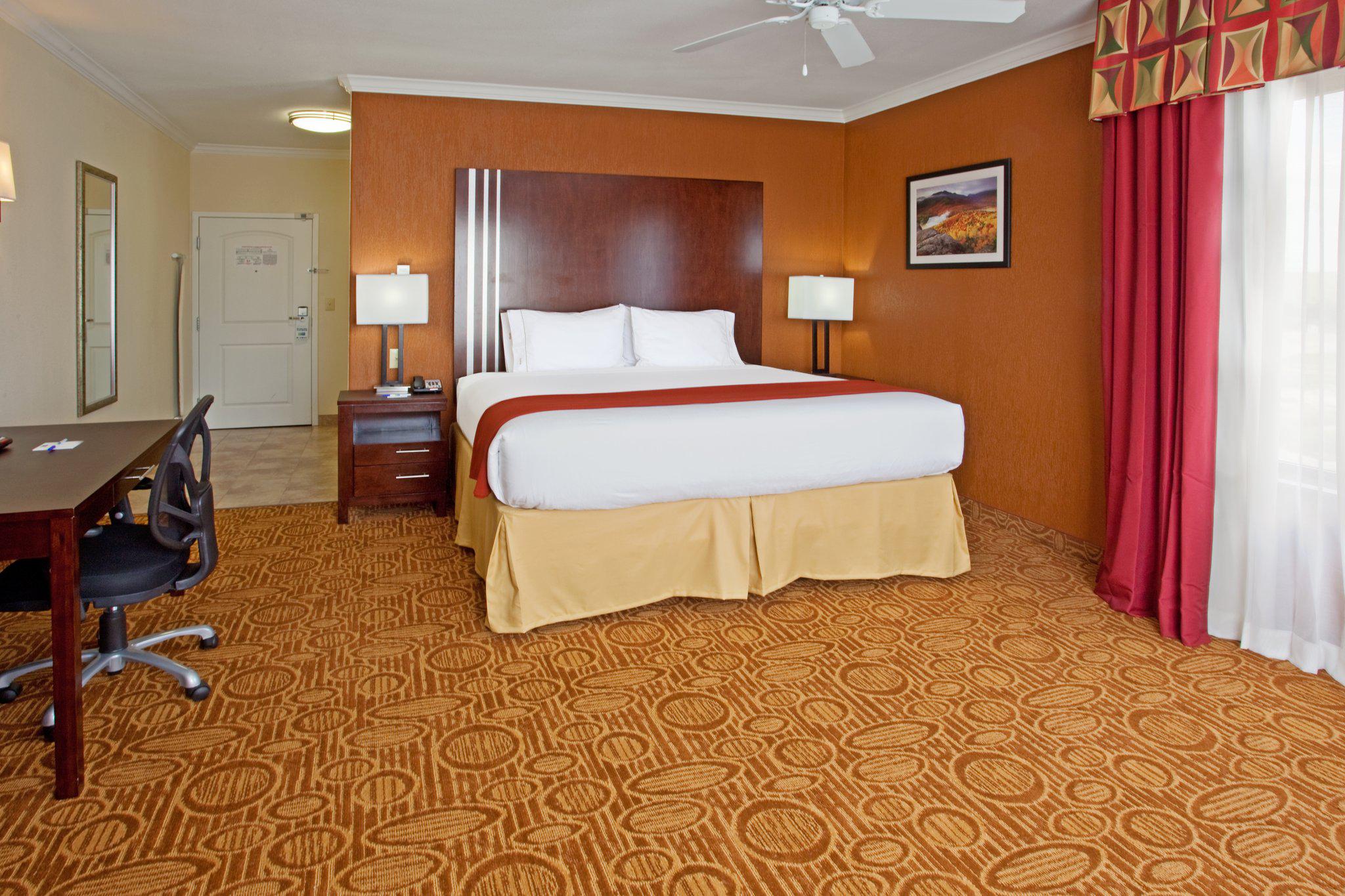 Holiday Inn Express & Suites Katy Photo