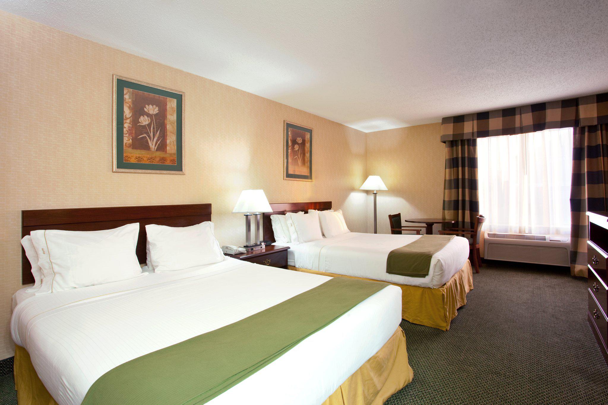 Holiday Inn Express & Suites Sycamore Photo