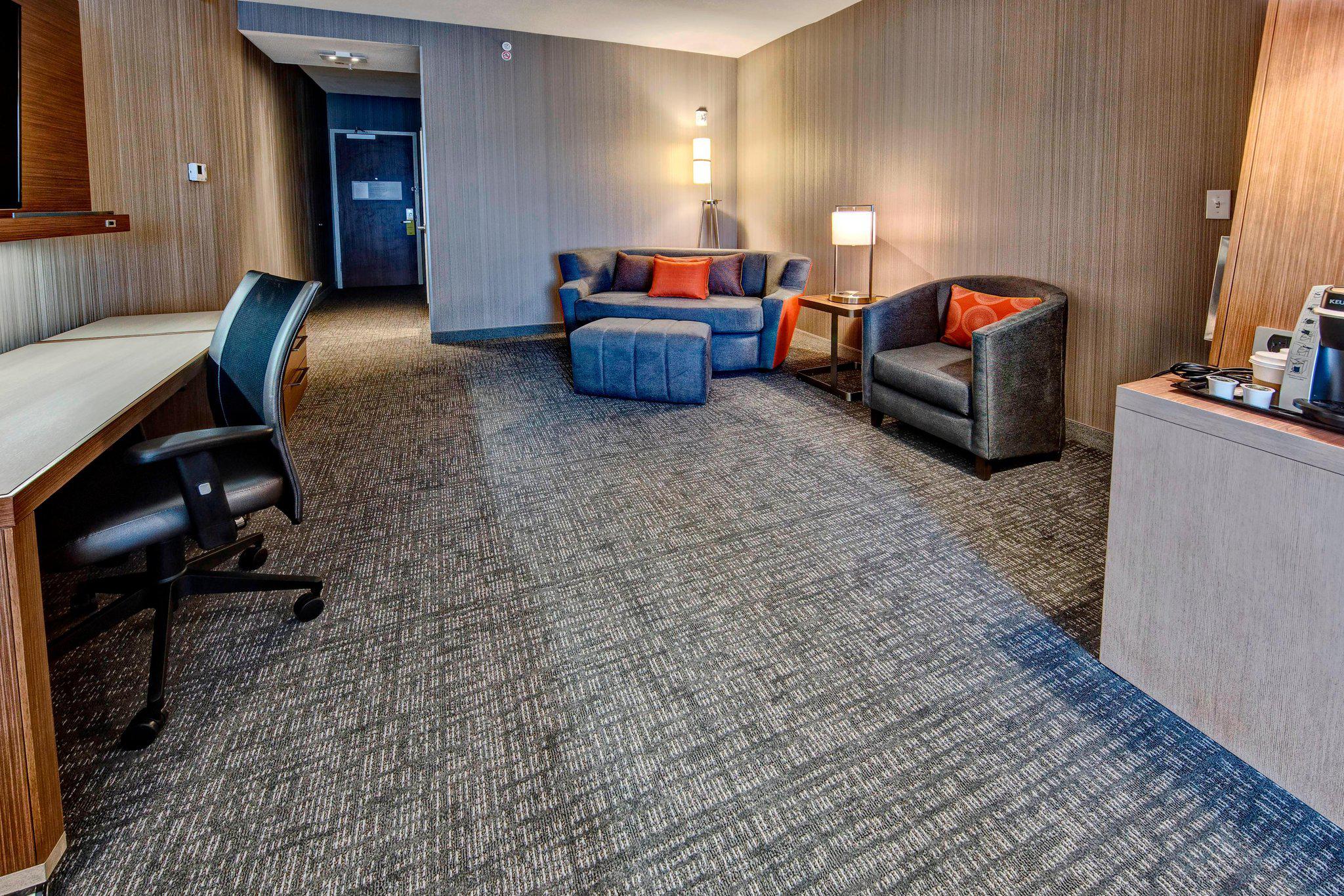 Courtyard by Marriott Westbury Long Island Photo