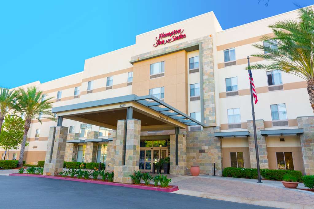 Hampton Inn &amp; Suites Riverside/Corona East Logo