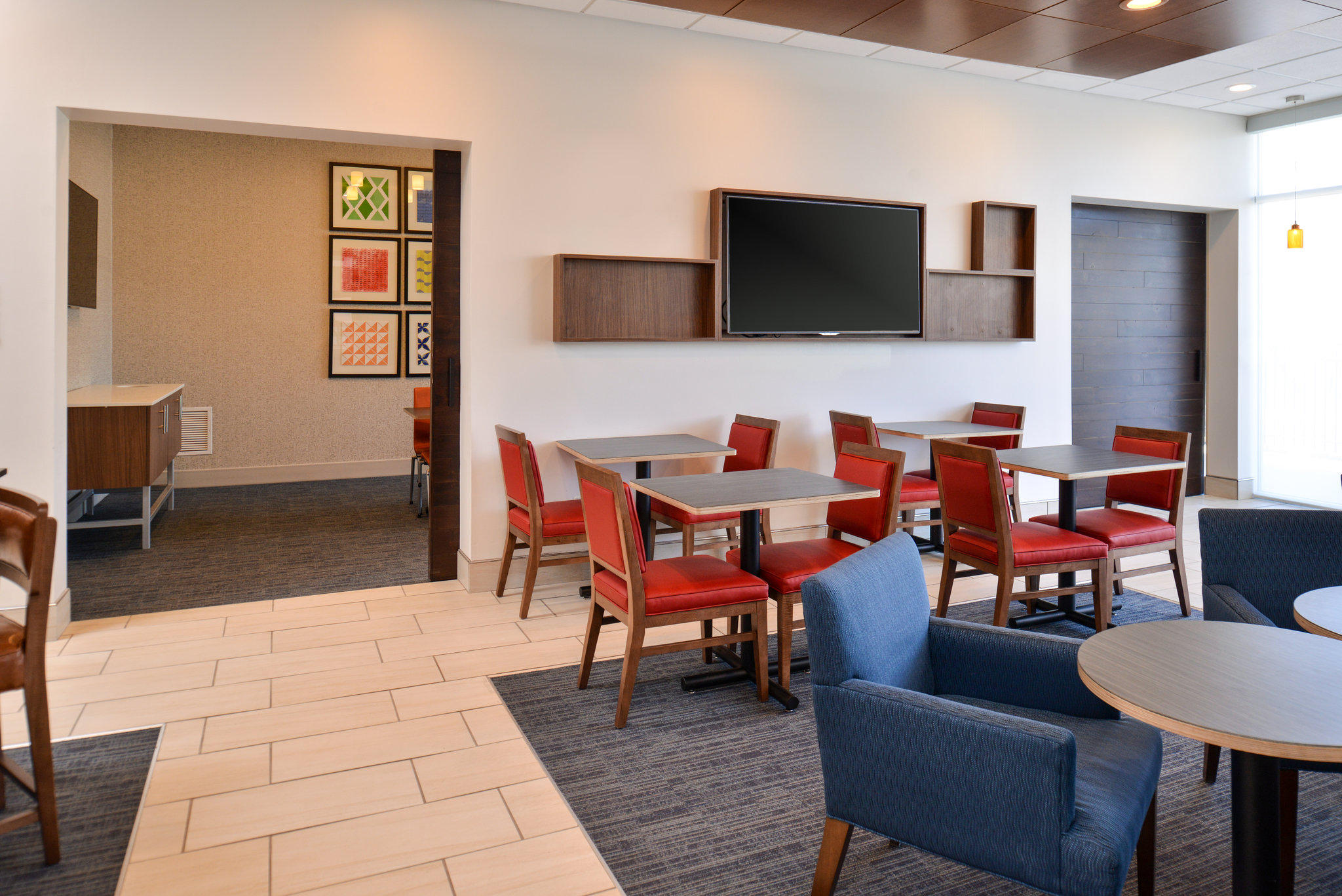 Holiday Inn Express & Suites Southgate - Detroit Area Photo