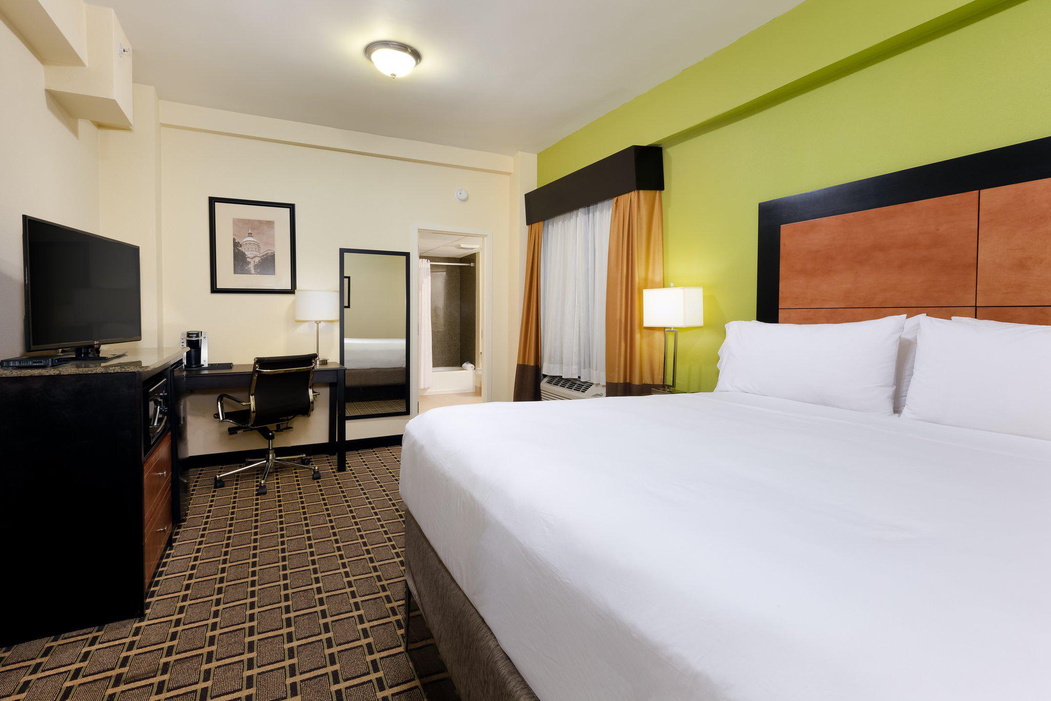 Holiday Inn Express & Suites Atlanta Downtown Photo
