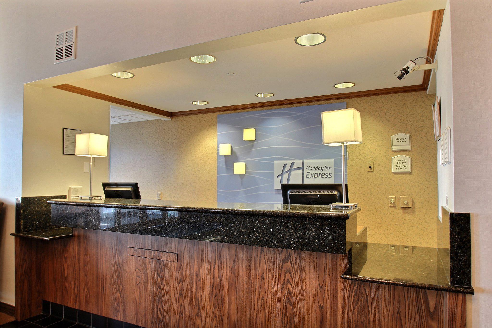 Holiday Inn Express & Suites Oshkosh-Sr 41 Photo