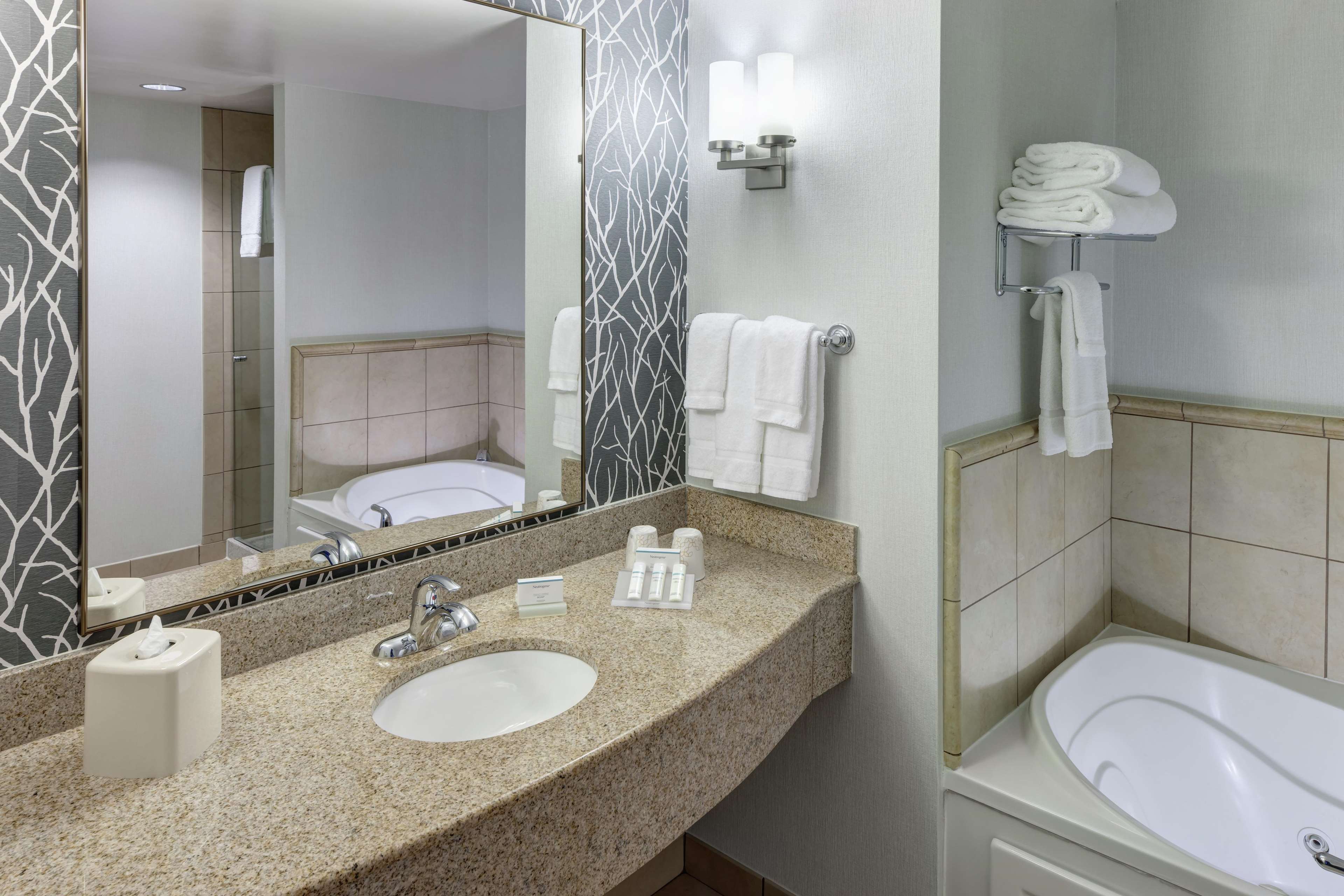 Hilton Garden Inn Lake Forest Mettawa Photo