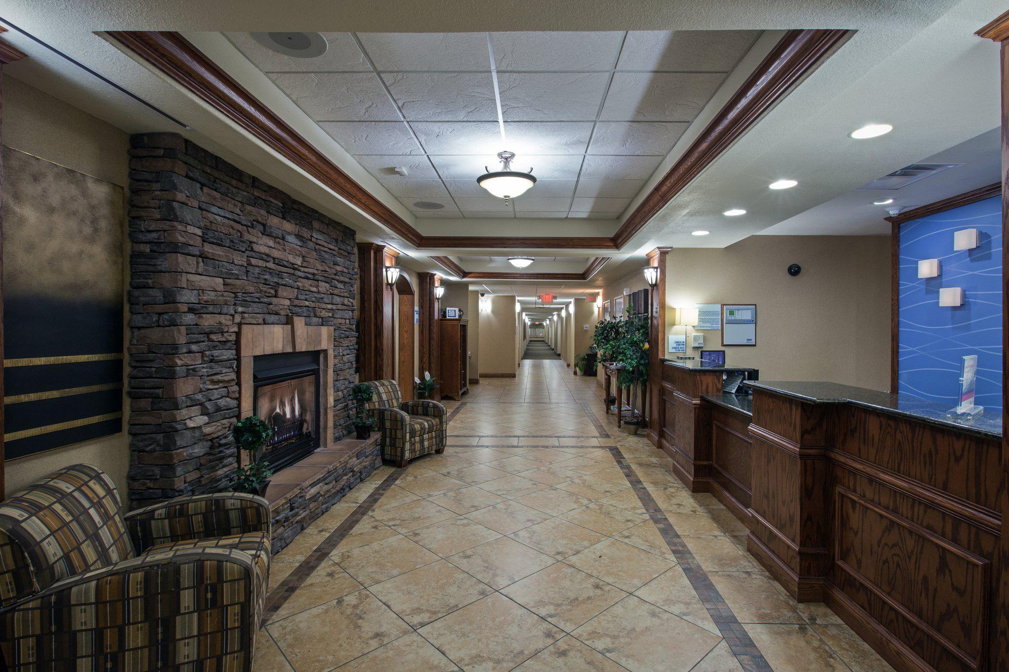 Holiday Inn Express & Suites Lewisburg Photo