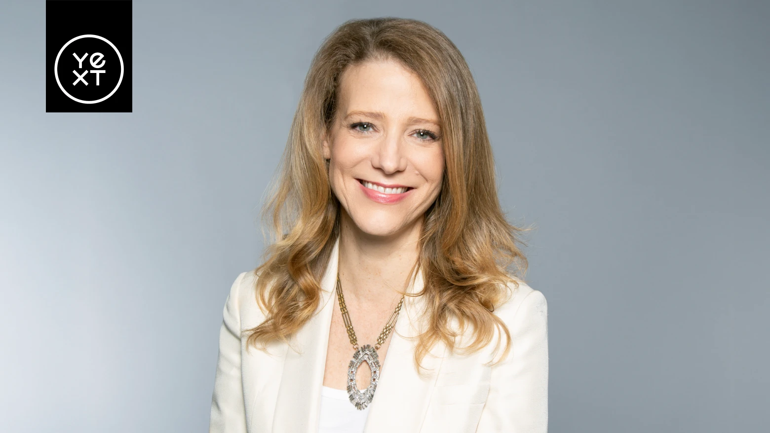 portrait de wendi avec le logo Yext