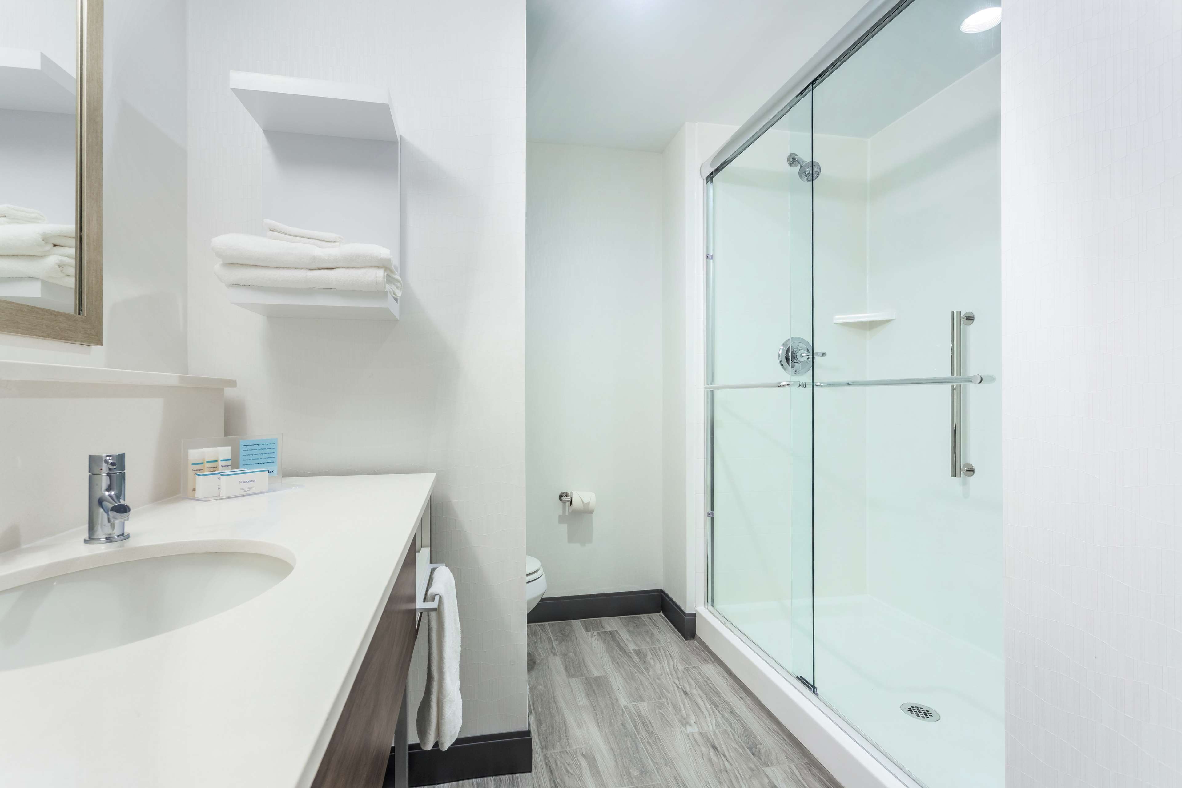 Guest room bath