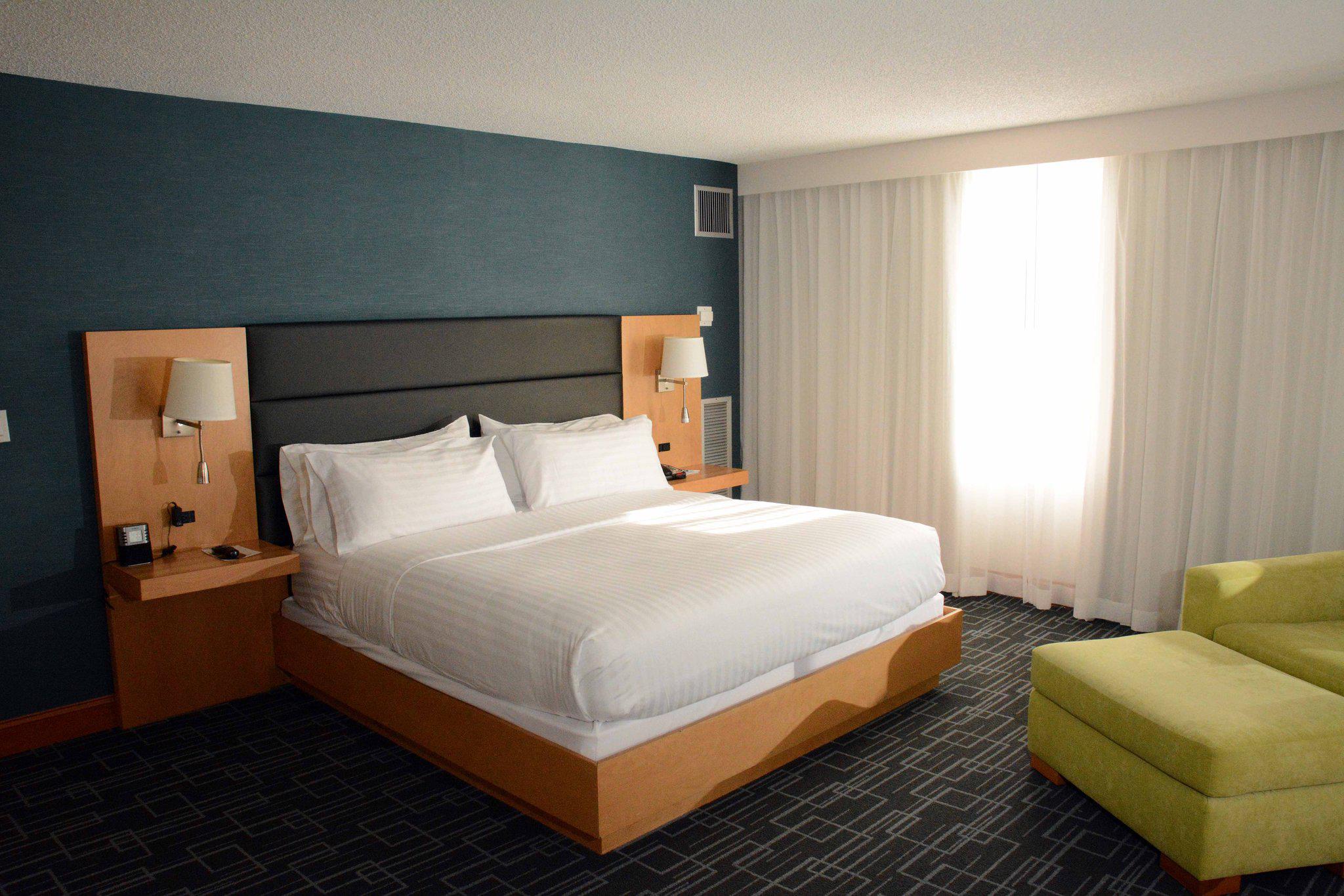 Holiday Inn Express & Suites Stamford Photo