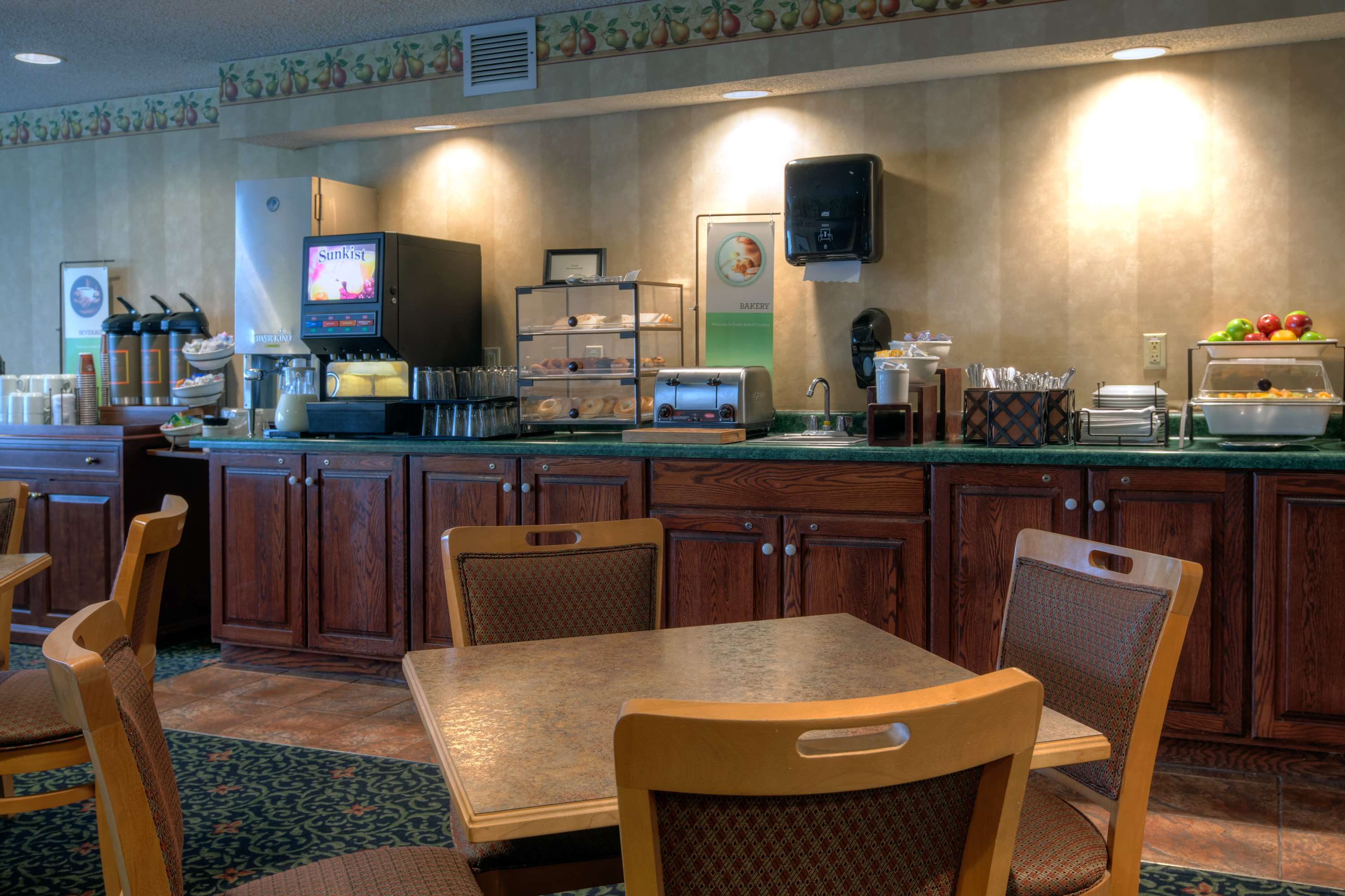 Country Inn & Suites by Radisson, Waterloo, IA Photo