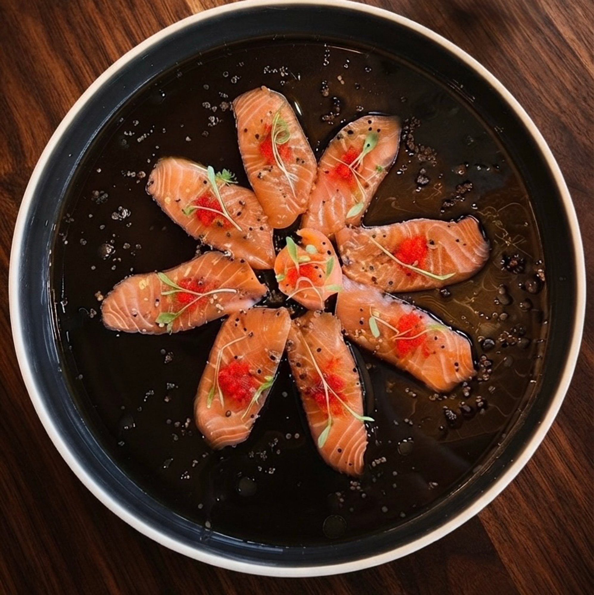 Tiradito Ponzu Trufado con Quinoa Crocante