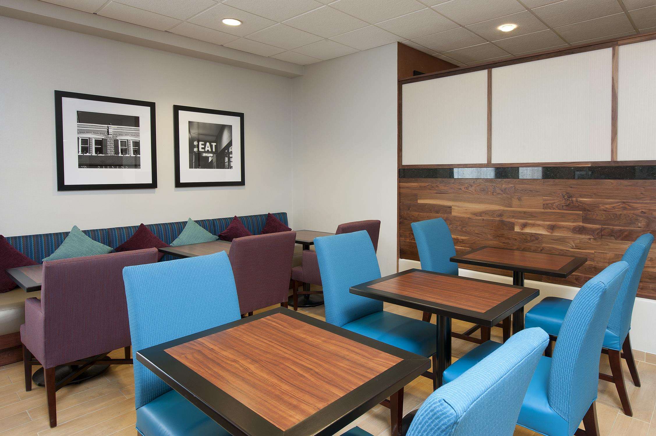 Hampton Inn Bloomington Photo