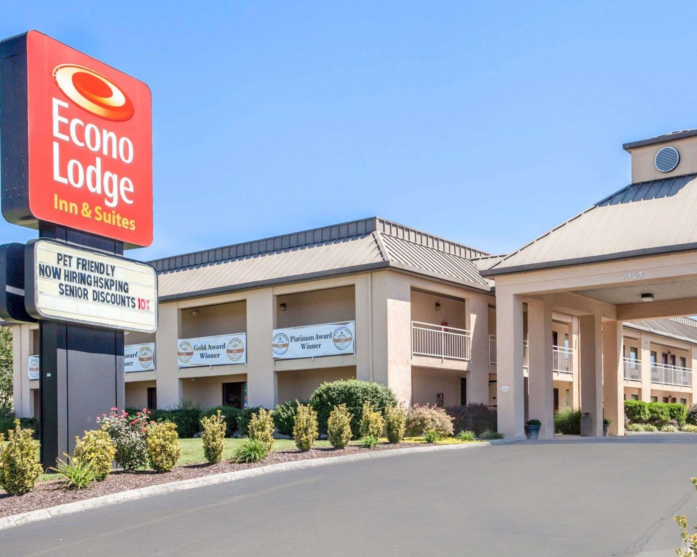 Econo Lodge Inn & Suites East Photo