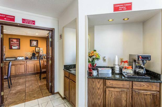 Images Econo Lodge Inn & Suites