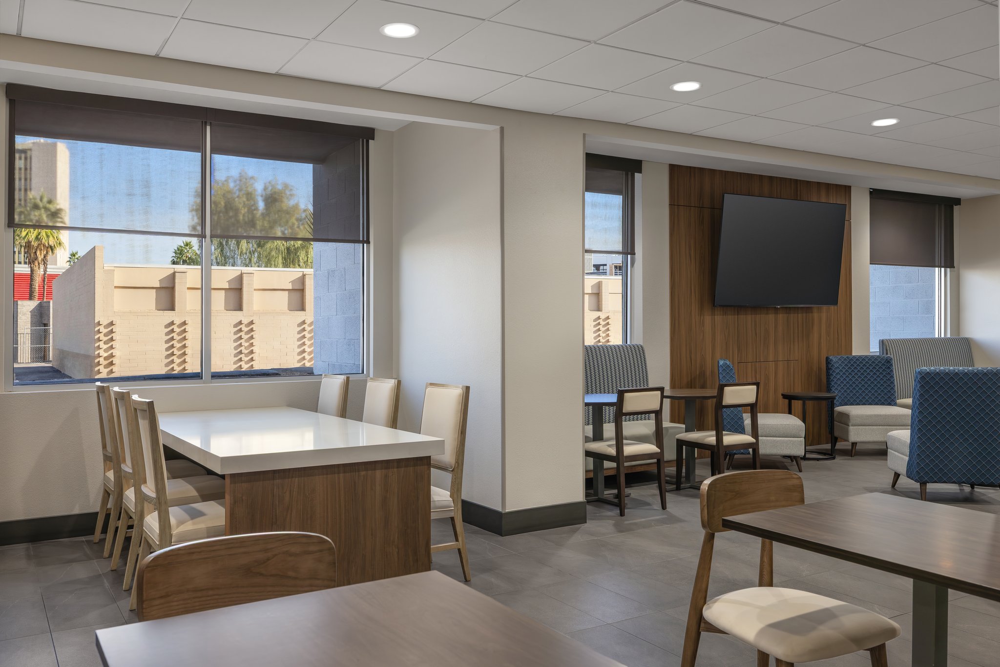 Holiday Inn Express & Suites Phoenix - Midtown by IHG Image