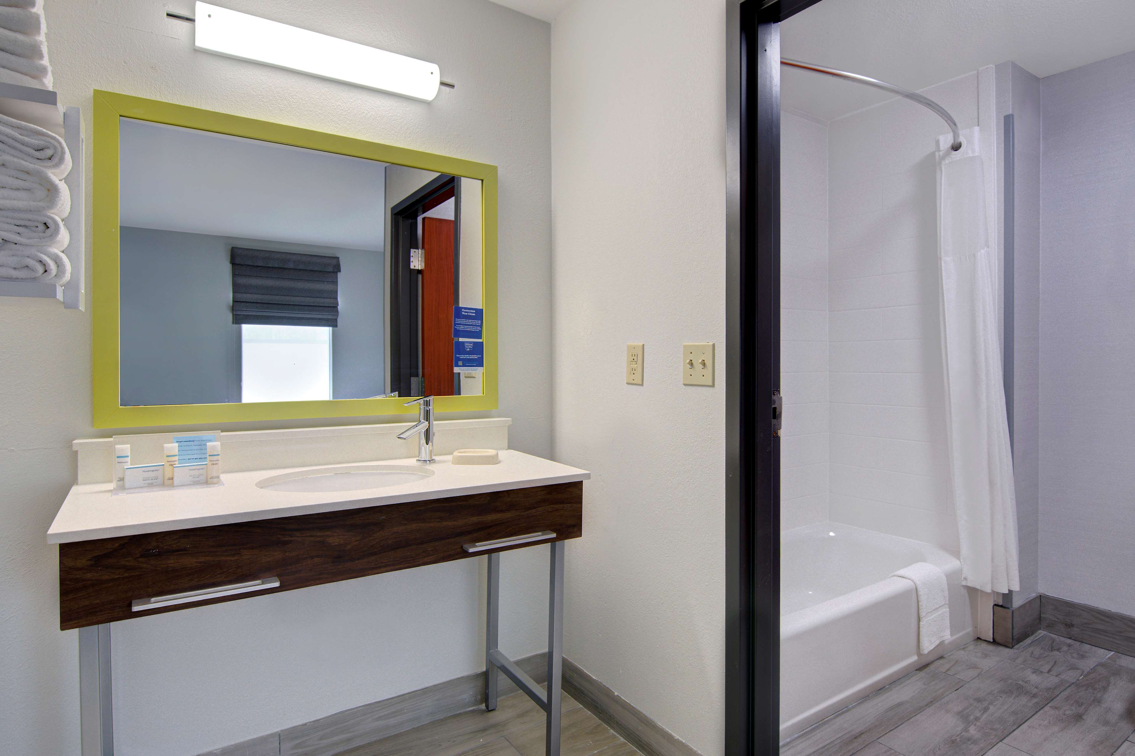 Guest room bath