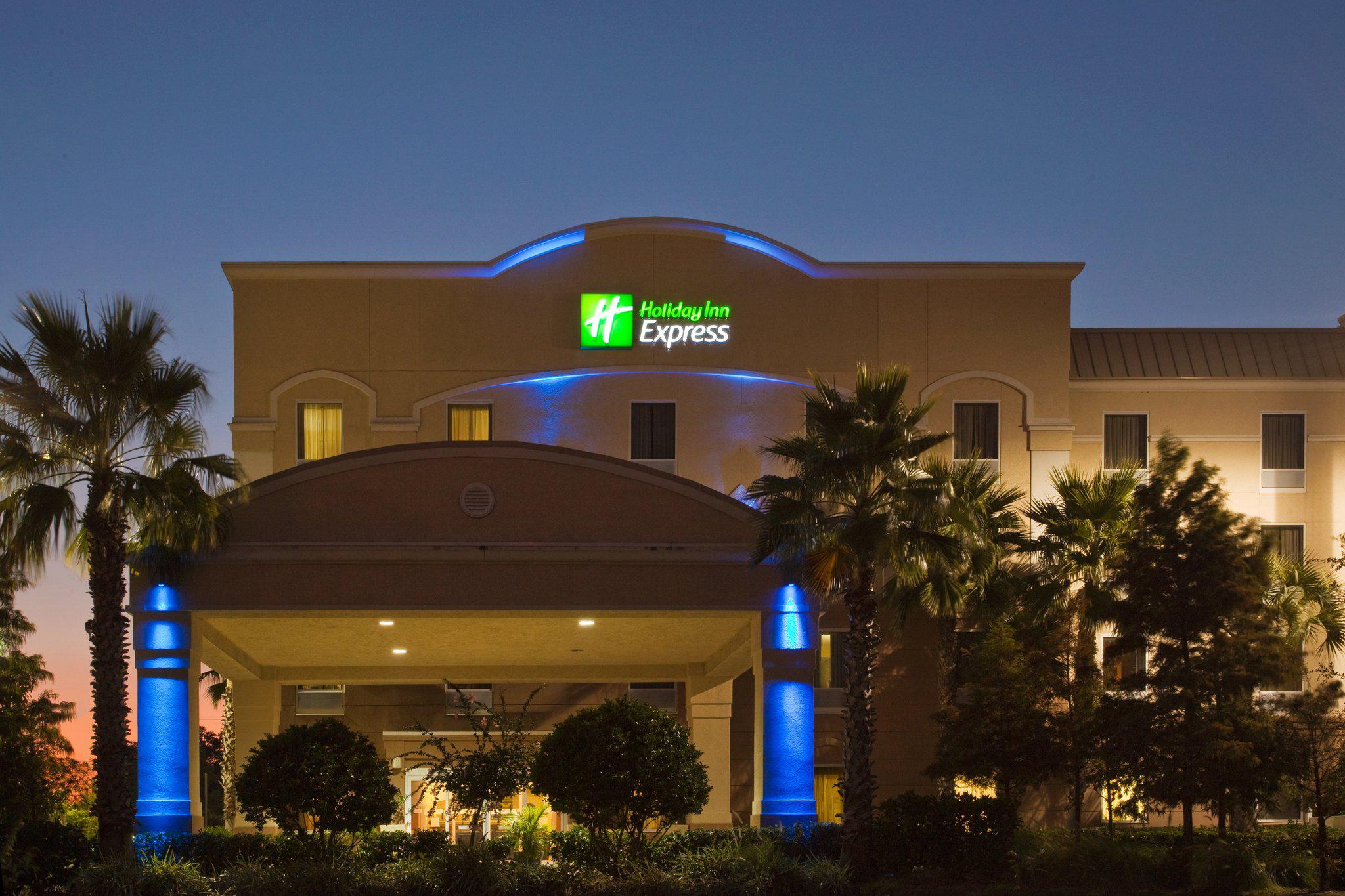 Holiday Inn Express & Suites Clearwater/US 19 N Photo