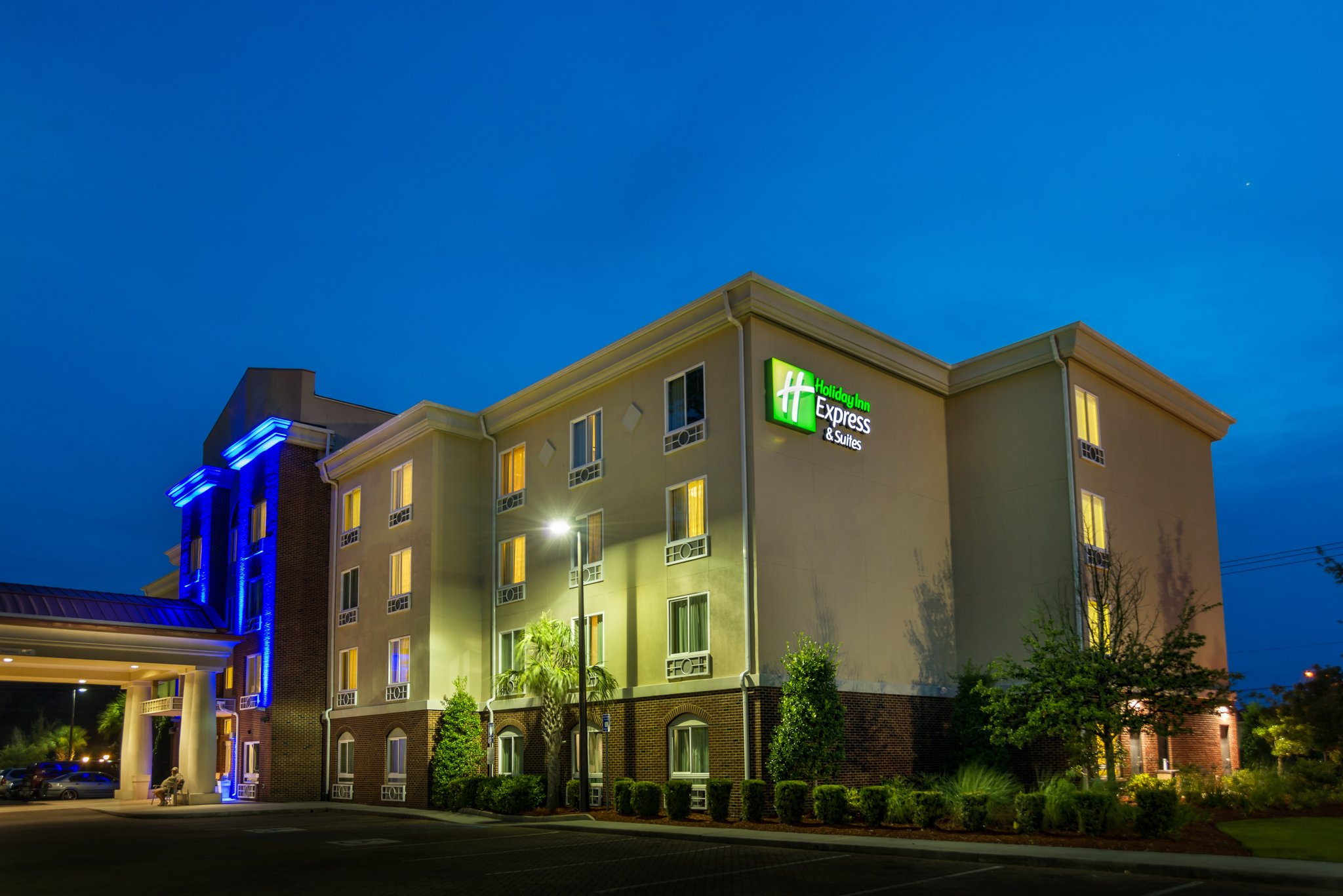 Holiday Inn Express & Suites Savannah - Midtown Photo