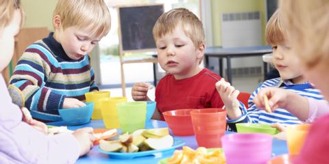 4 Healthy Snacks to Give Your Child to Daycare