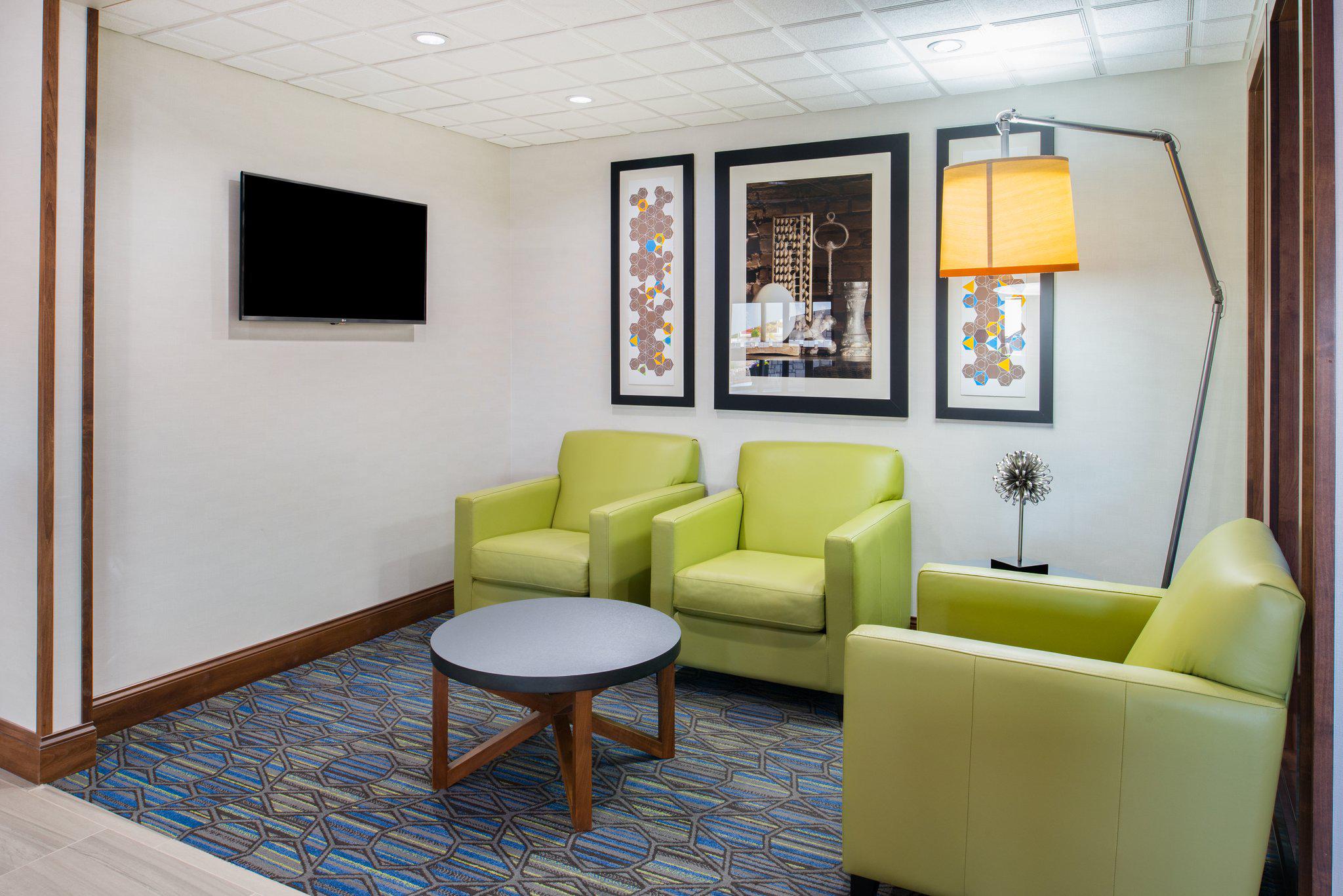 Holiday Inn Express & Suites Bismarck Photo