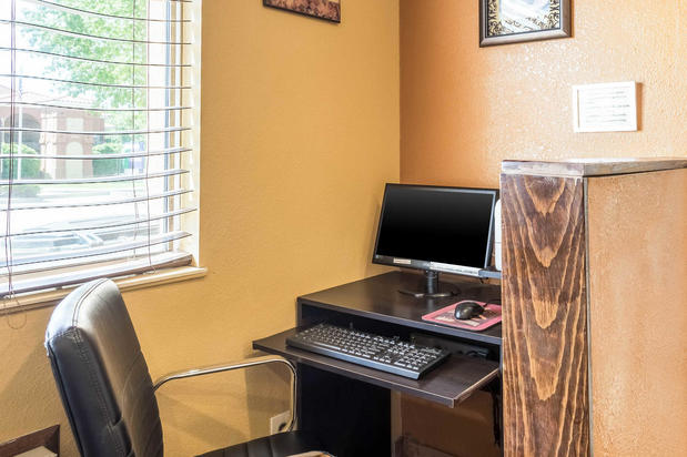 Images Econo Lodge Inn & Suites