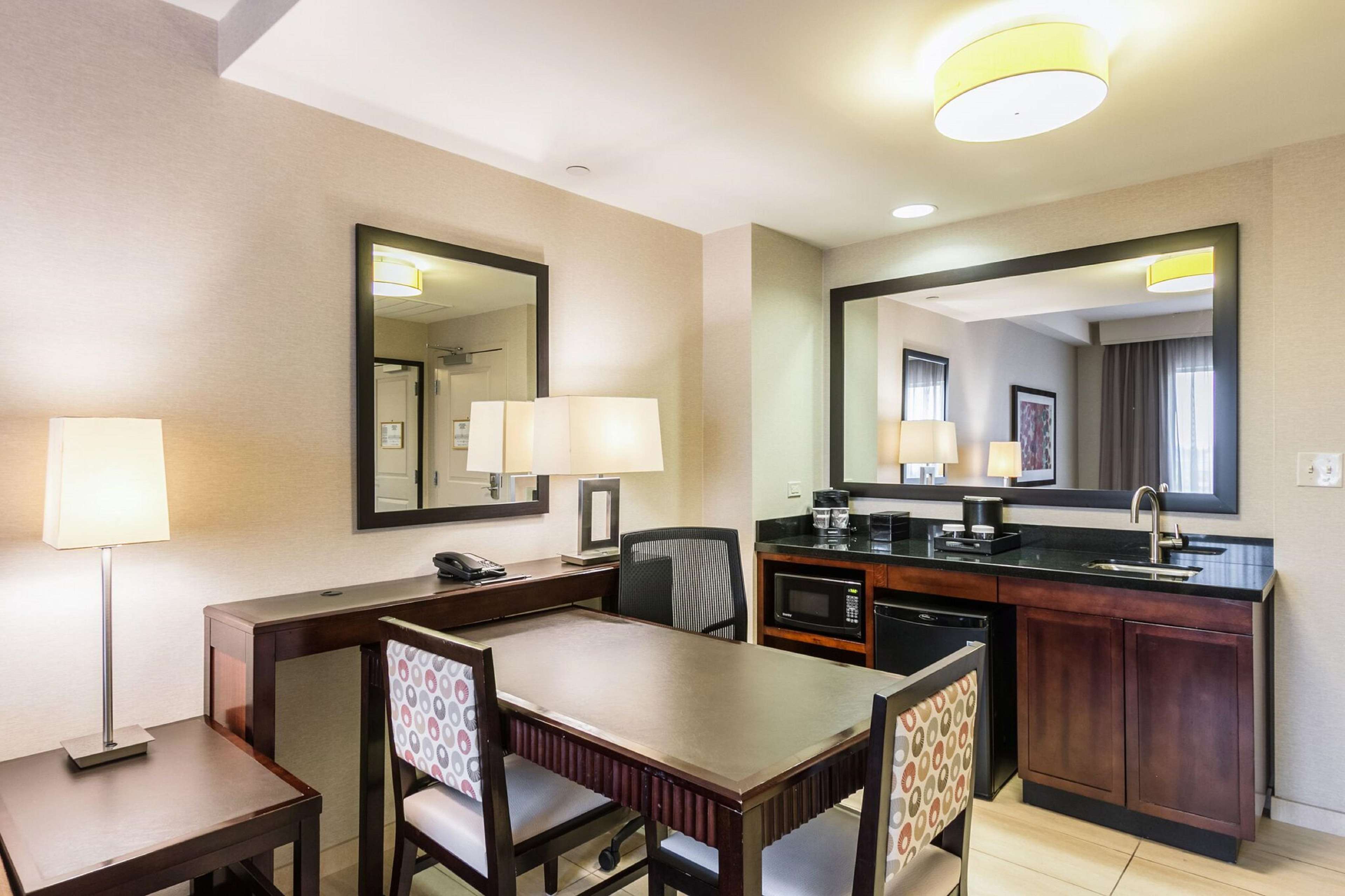 Embassy Suites by Hilton Newark Airport Photo