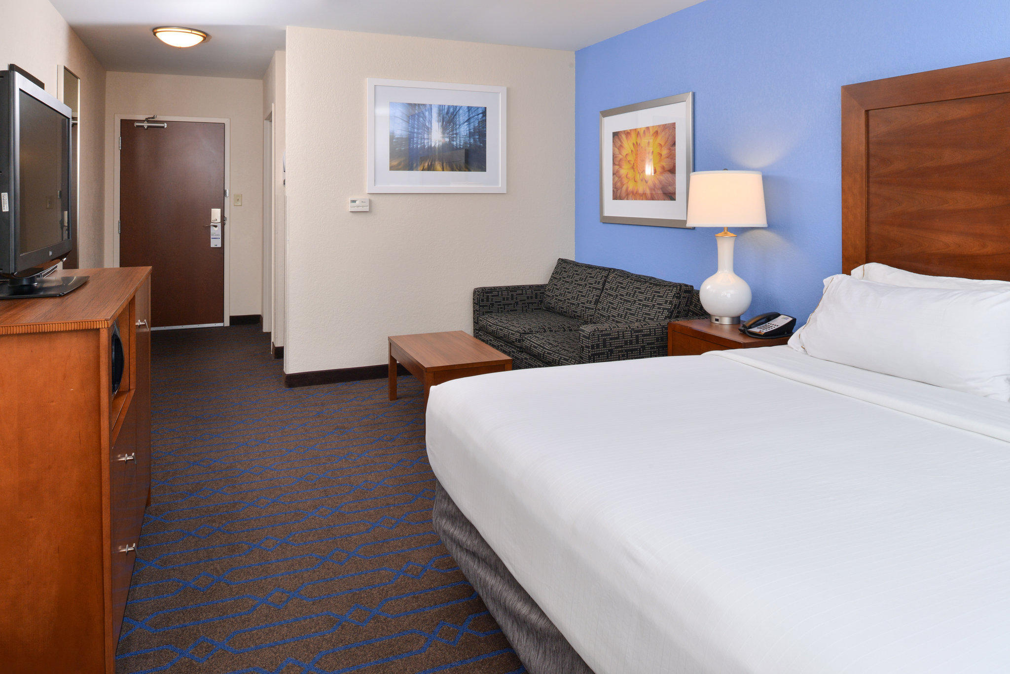 Holiday Inn Express & Suites Terre Haute Photo