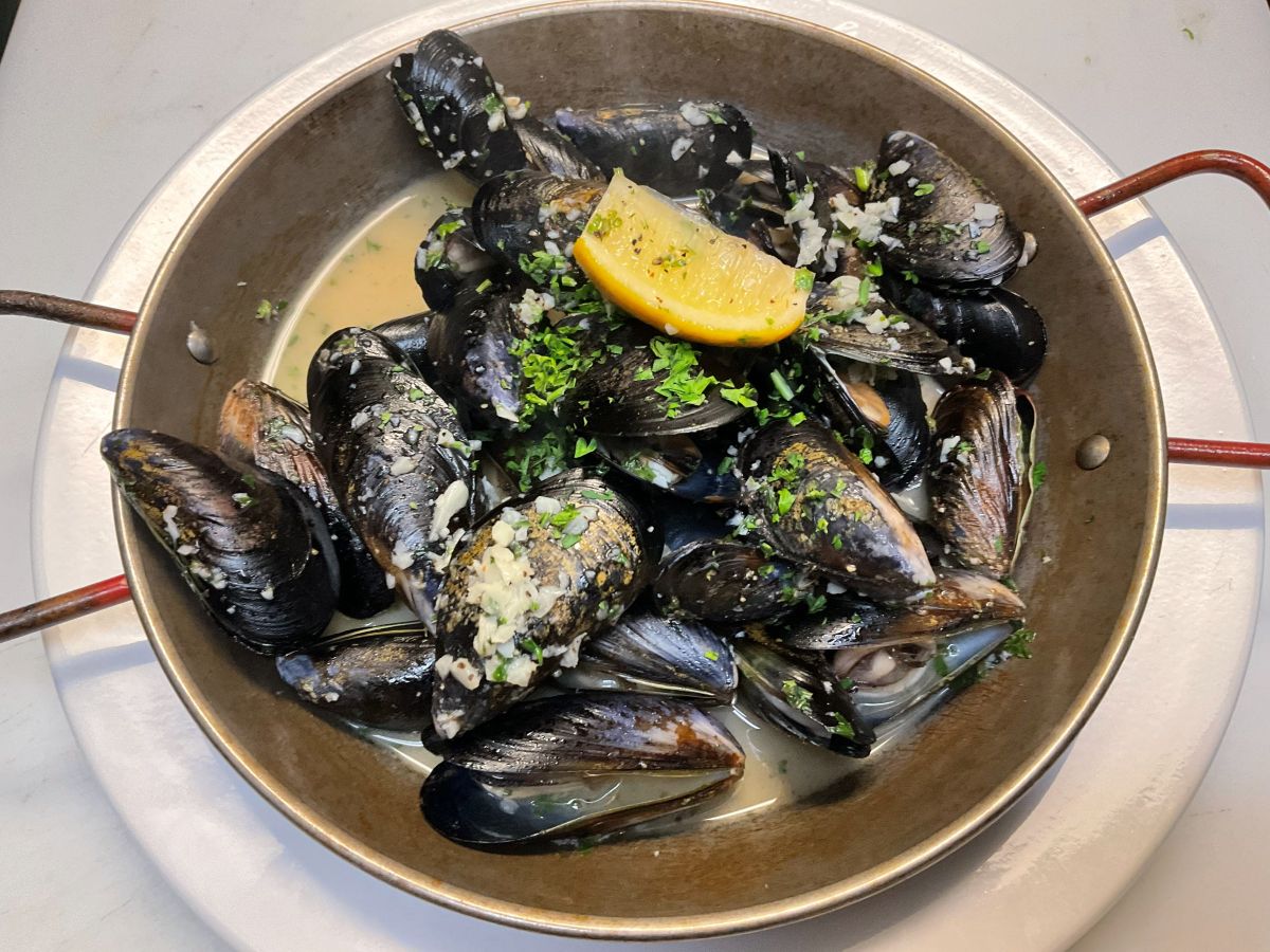 Sauteed Mussels with Garlic & WIne