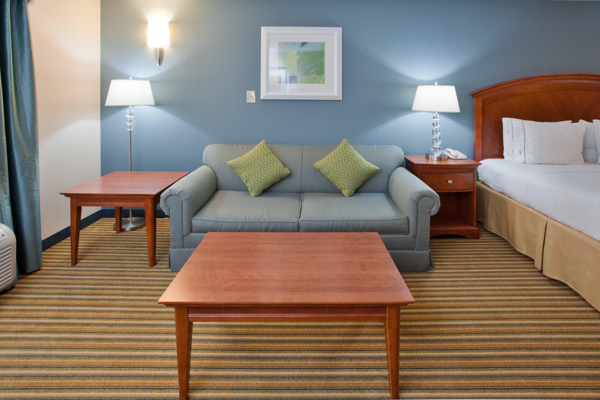Holiday Inn Express & Suites Fredericksburg Photo