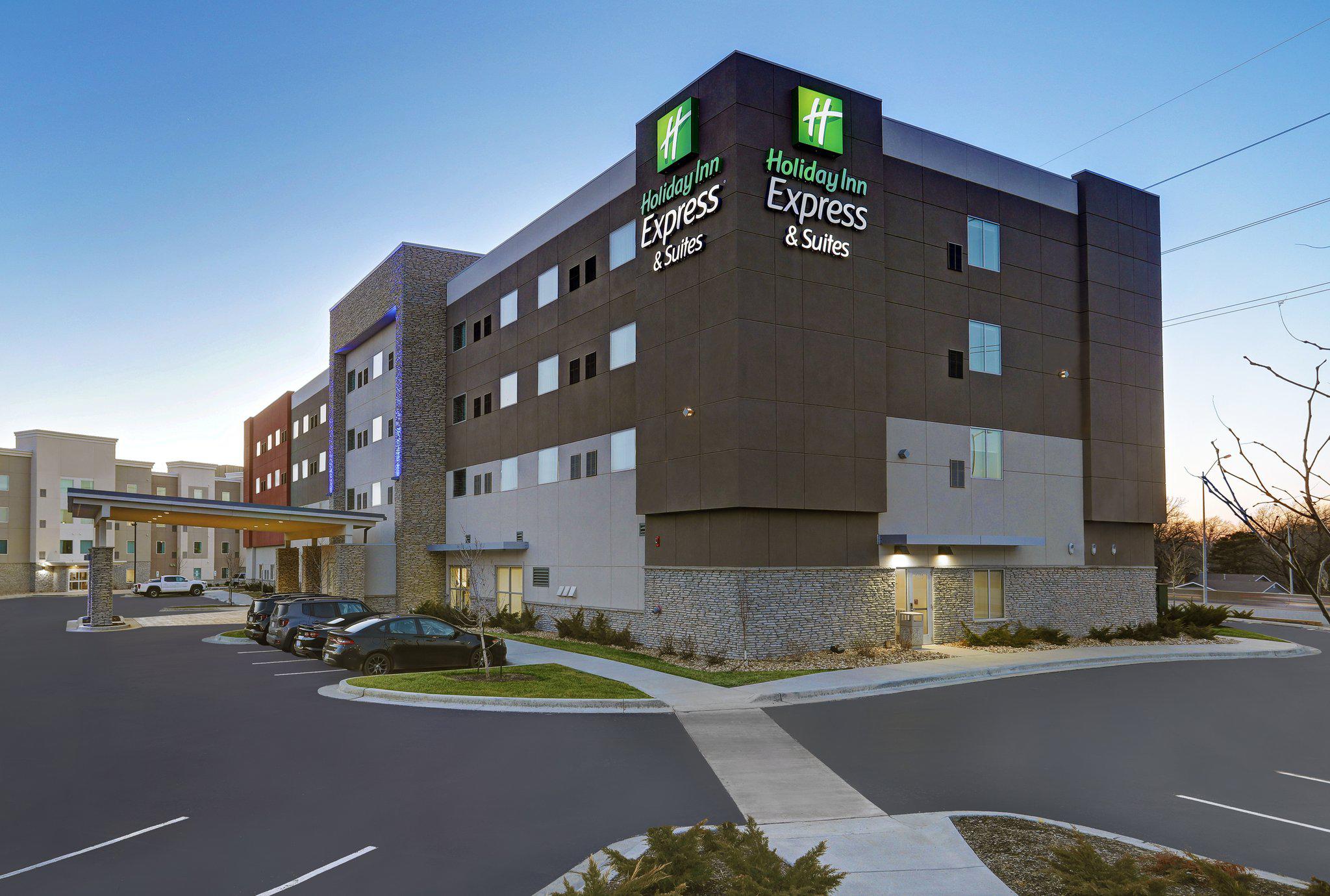 Holiday Inn Express & Suites Lenexa - Overland Park Area Photo