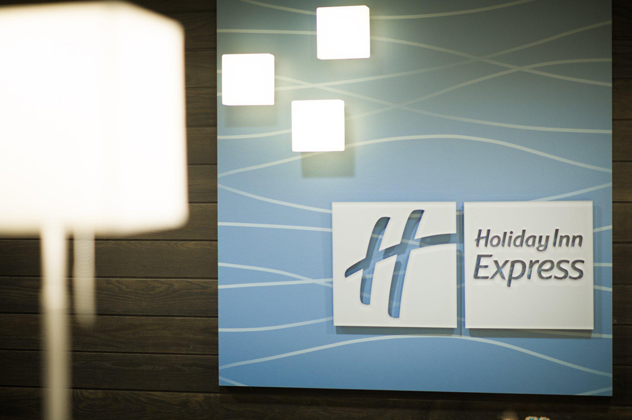 Holiday Inn Express & Suites Madison Central Photo