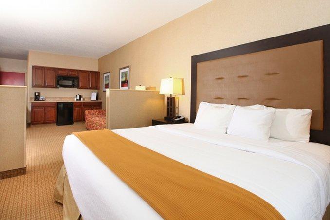 Holiday Inn Express & Suites Olathe North Photo