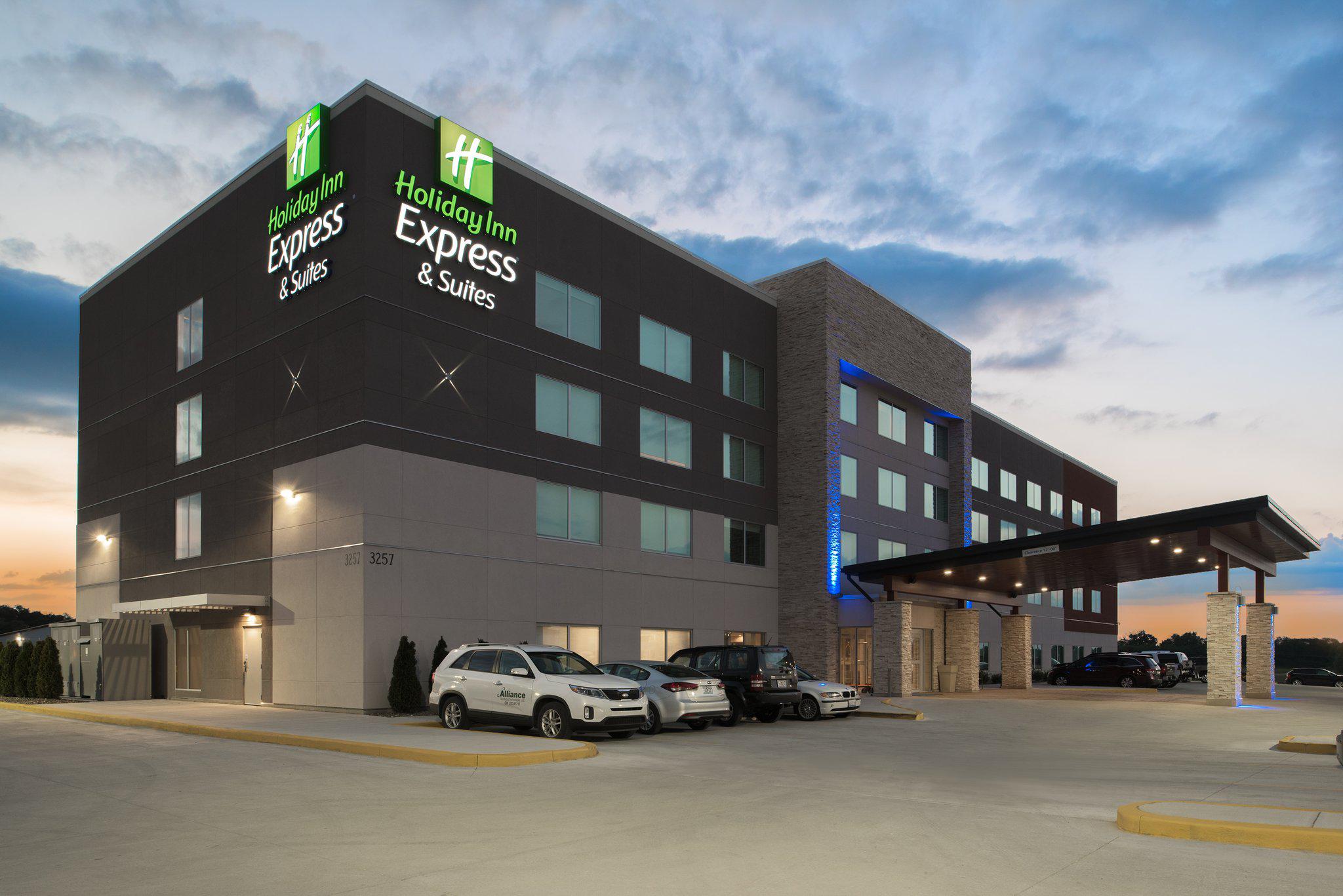 Holiday Inn Express & Suites Kingdom City Photo