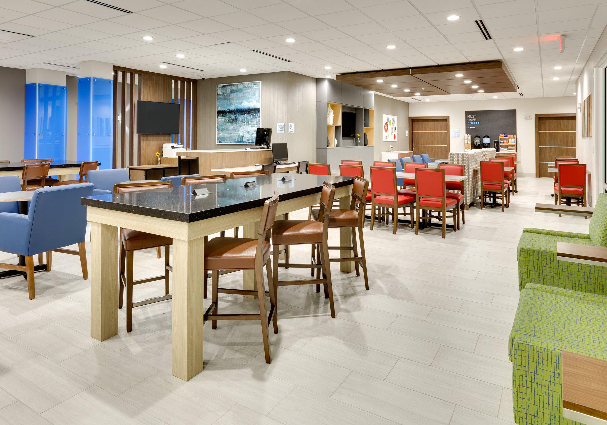 Holiday Inn Express & Suites Plano - the Colony Photo