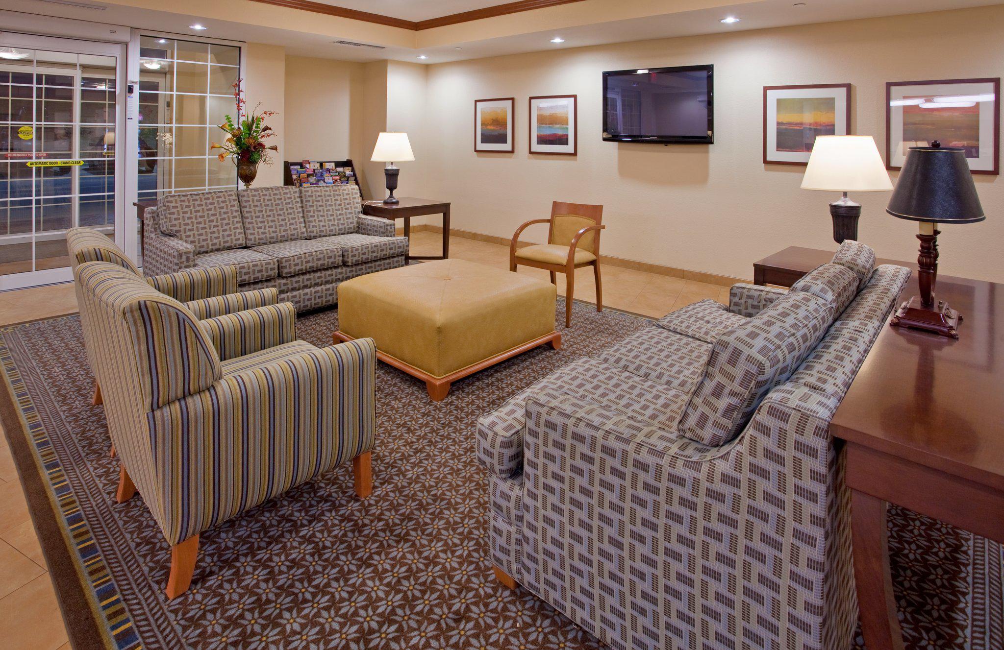 Candlewood Suites Kansas City Northeast Photo