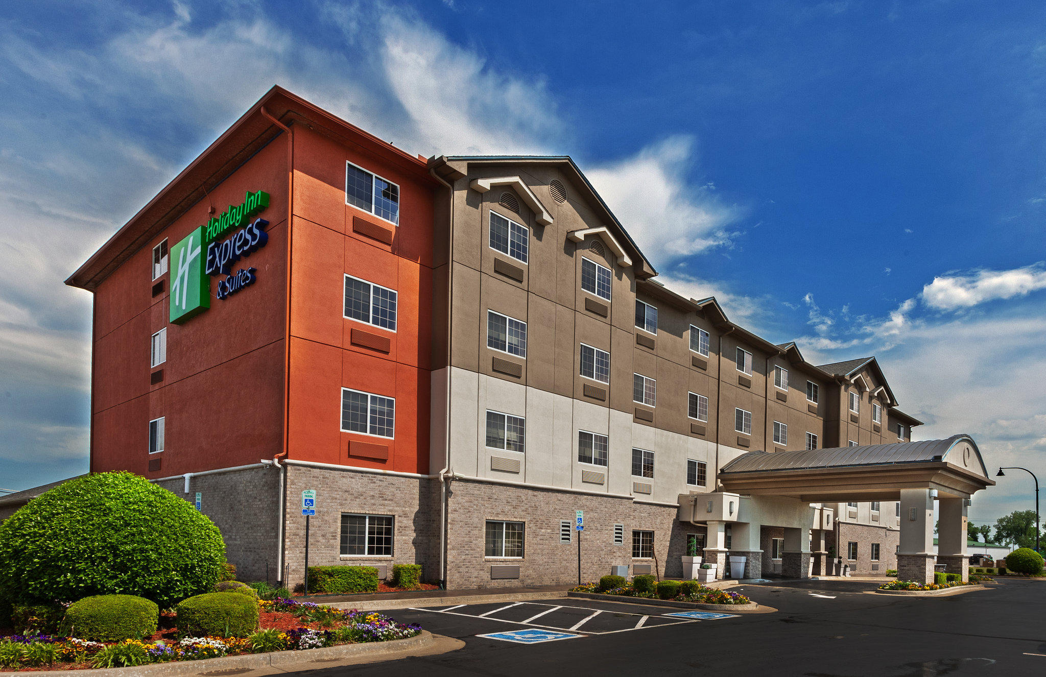 Holiday Inn Express & Suites Jenks Photo