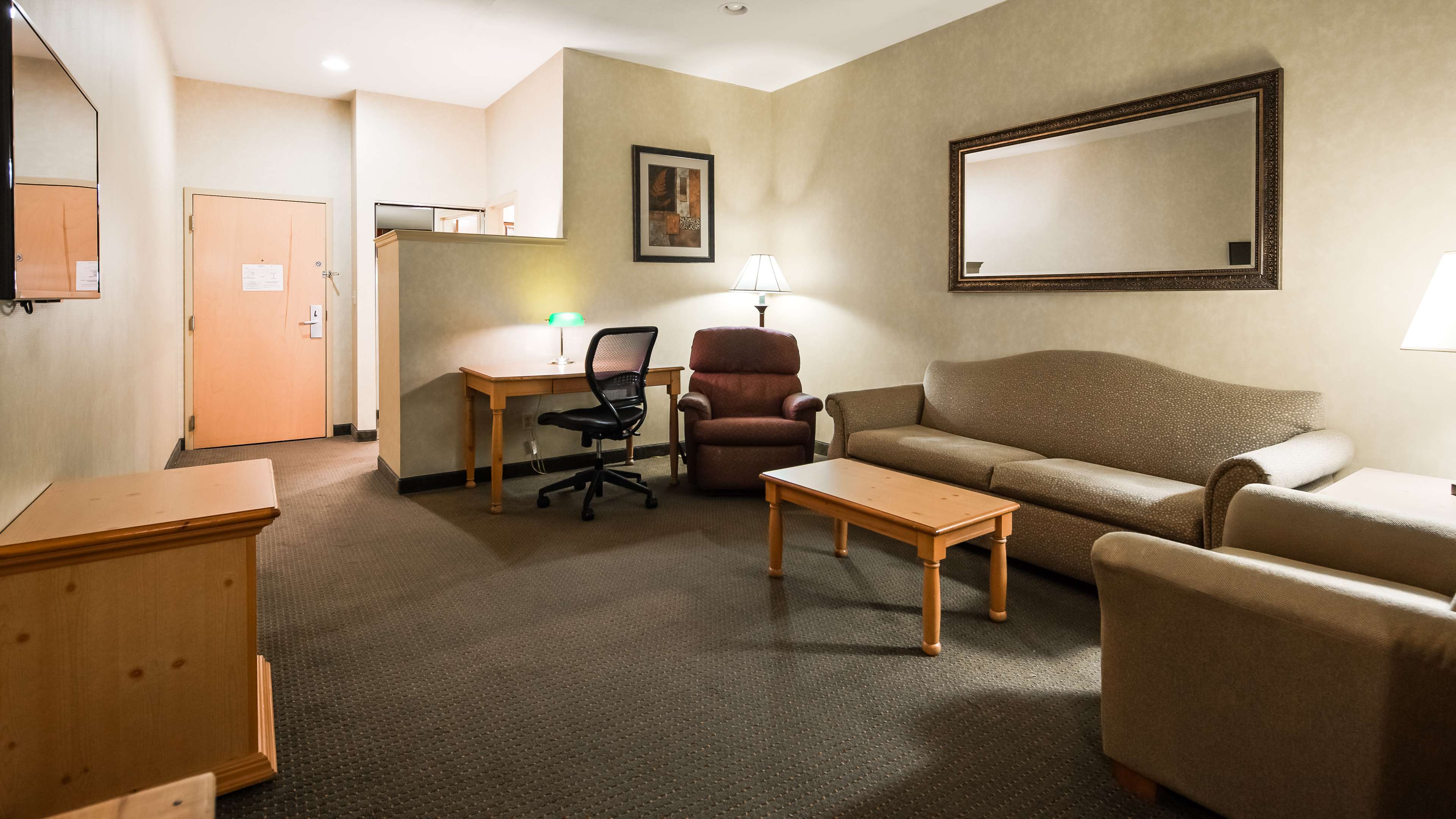 Best Western Plus Revere Inn & Suites Photo