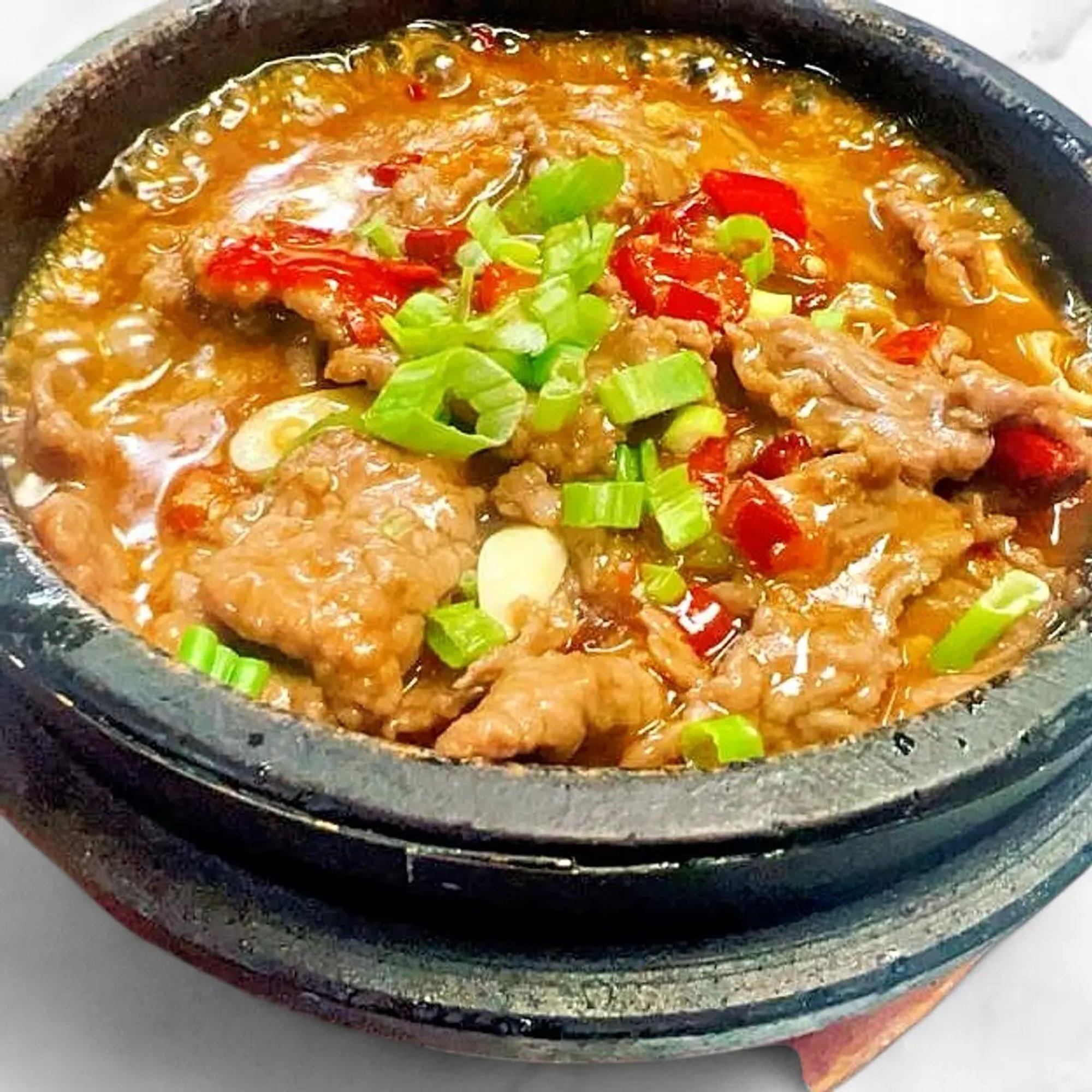 Sliced Beef in Stone Pot 巴国石锅私房牛