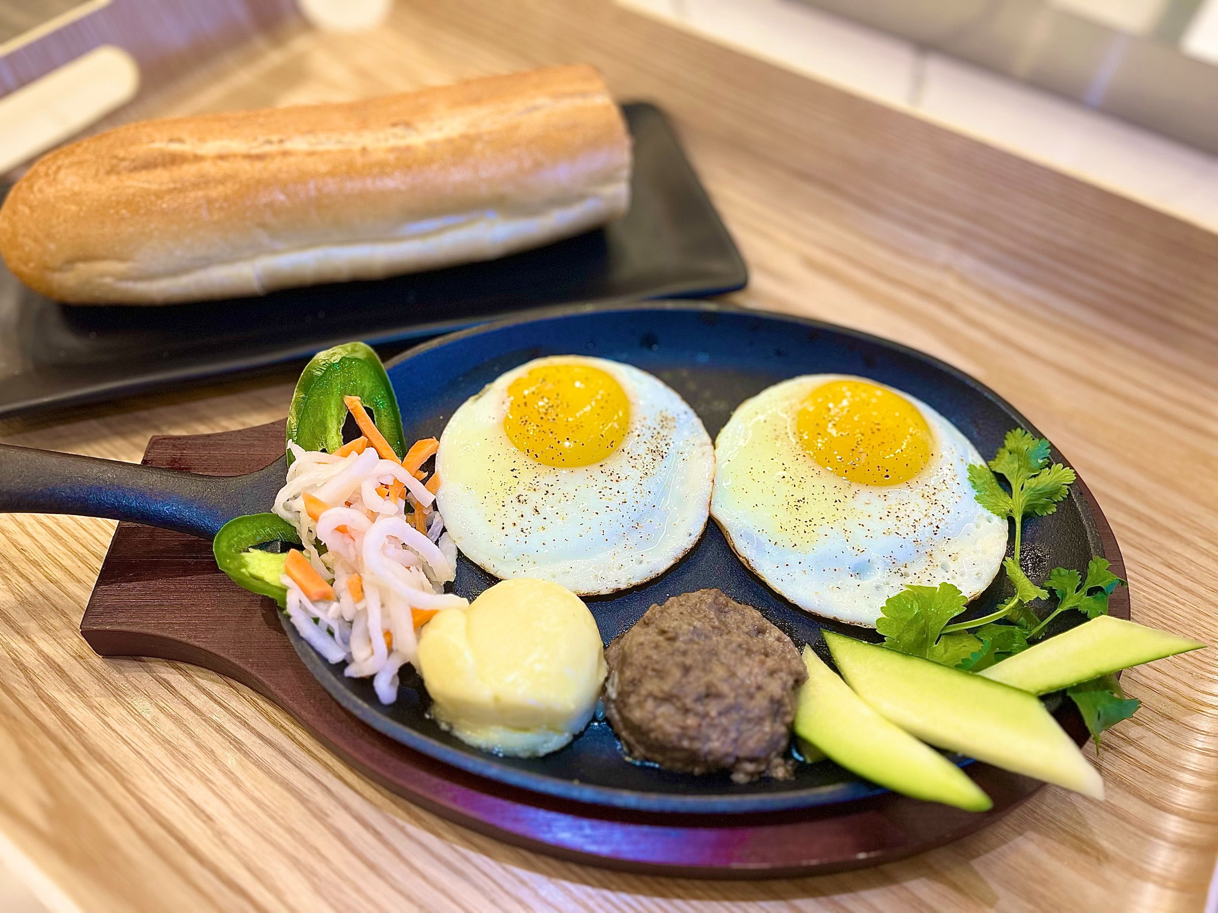 Banh Mi 2 Eggs (Ốp La 2 Trứng, Pate, Bơ)