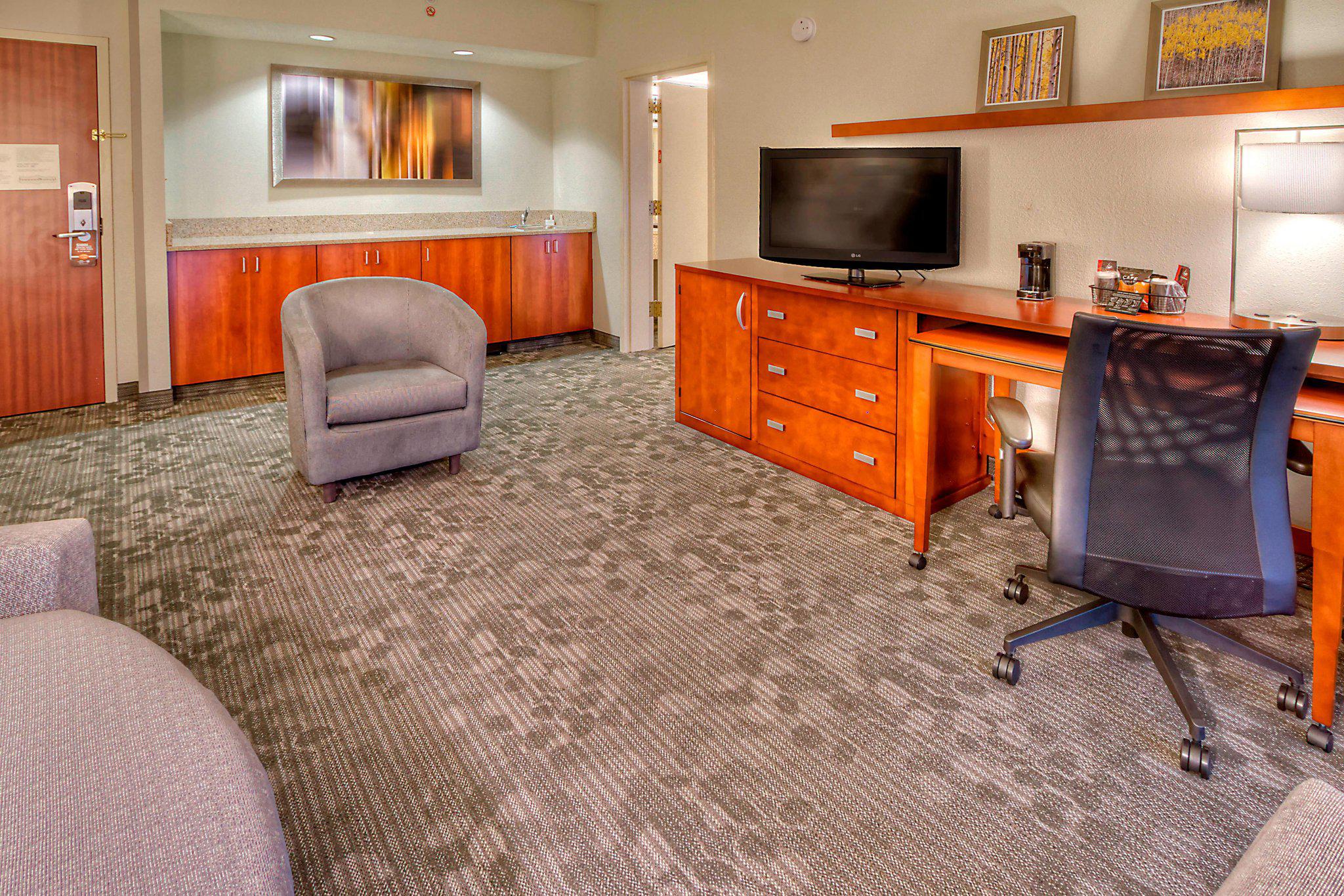 Courtyard by Marriott Burlington Photo