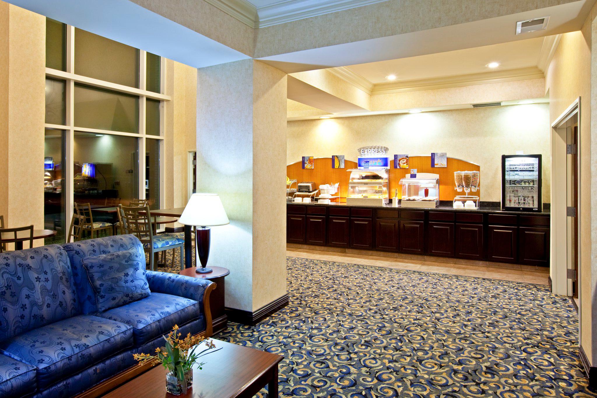 Holiday Inn Express & Suites Frankfort Photo