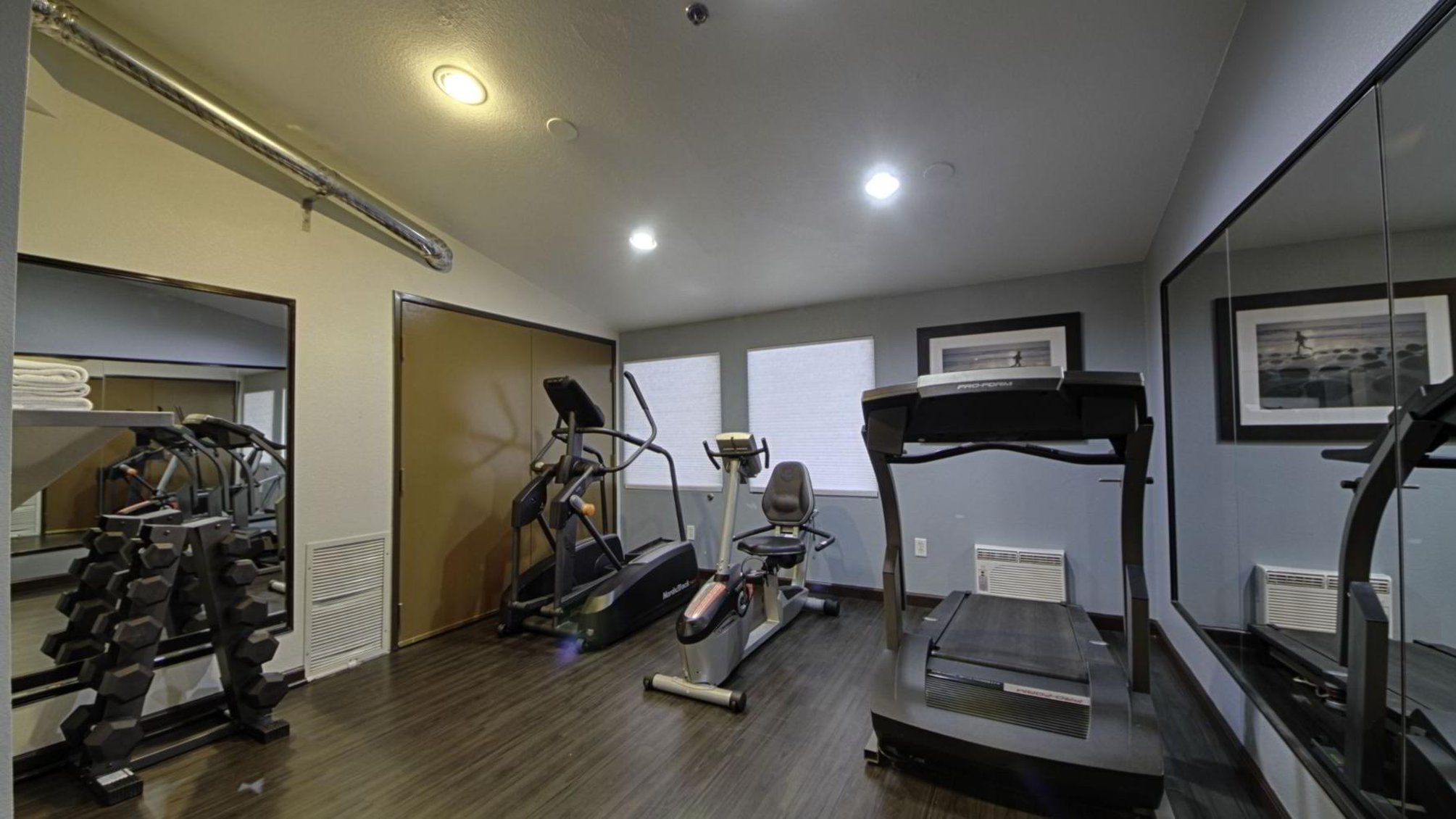 Holiday Inn Express & Suites Solana Beach-del Mar by IHG Image