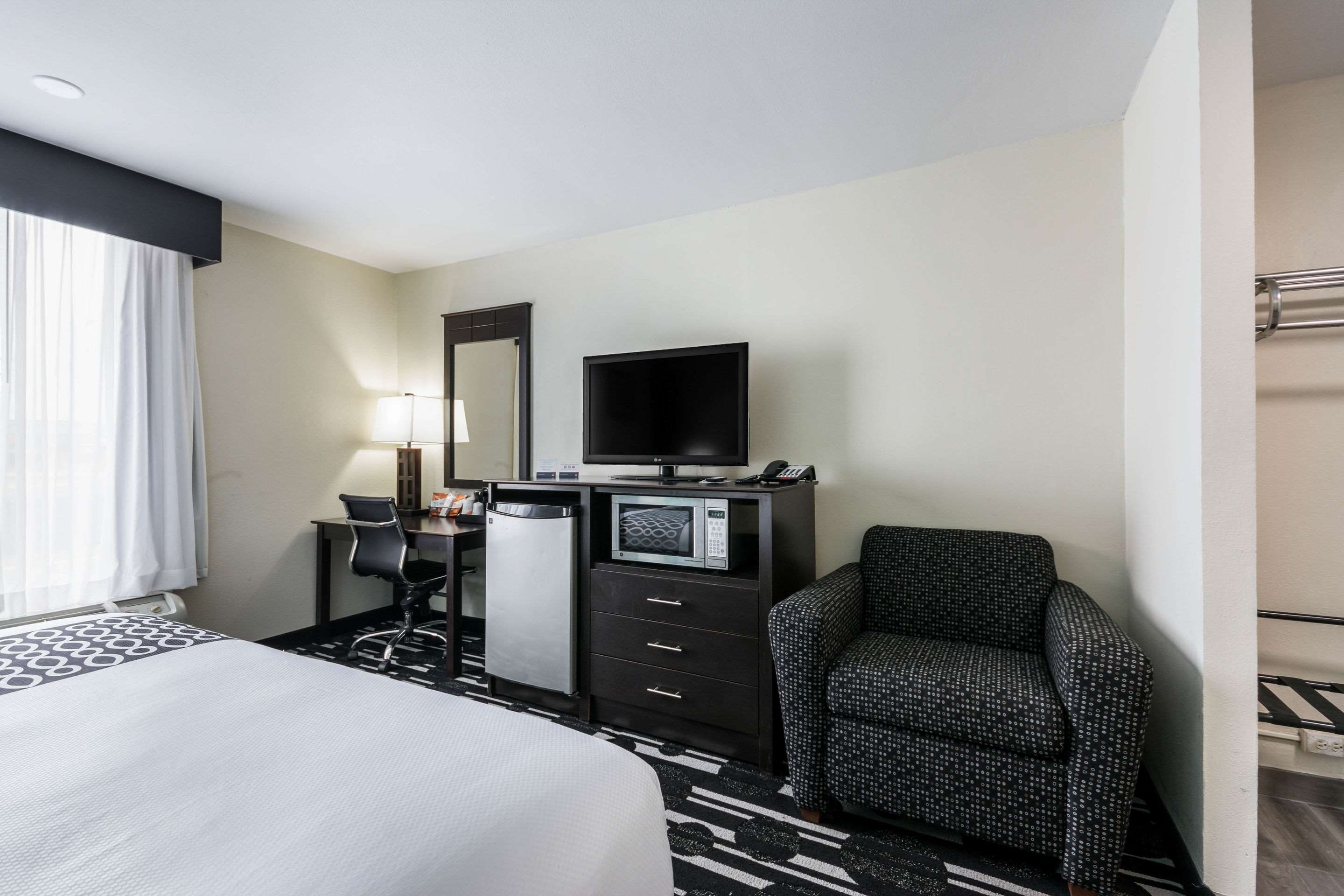 Clarion Inn & Suites Oklahoma City Near Bricktown Photo