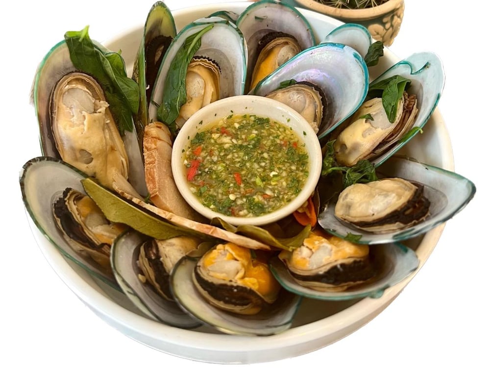 Hoi Obb (Steamed Spicy Mussels)