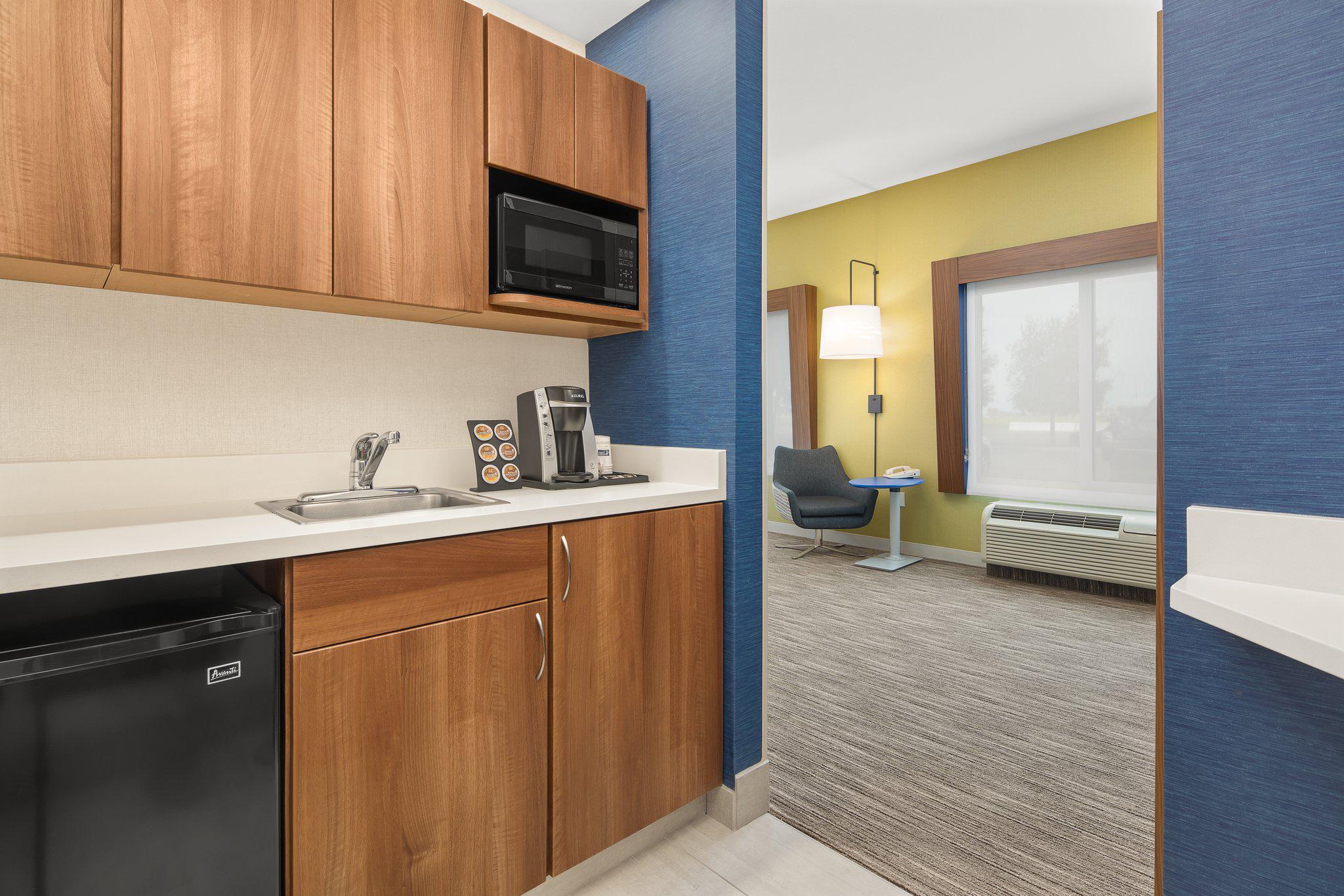 Holiday Inn Express & Suites Sacramento Airport Natomas Photo